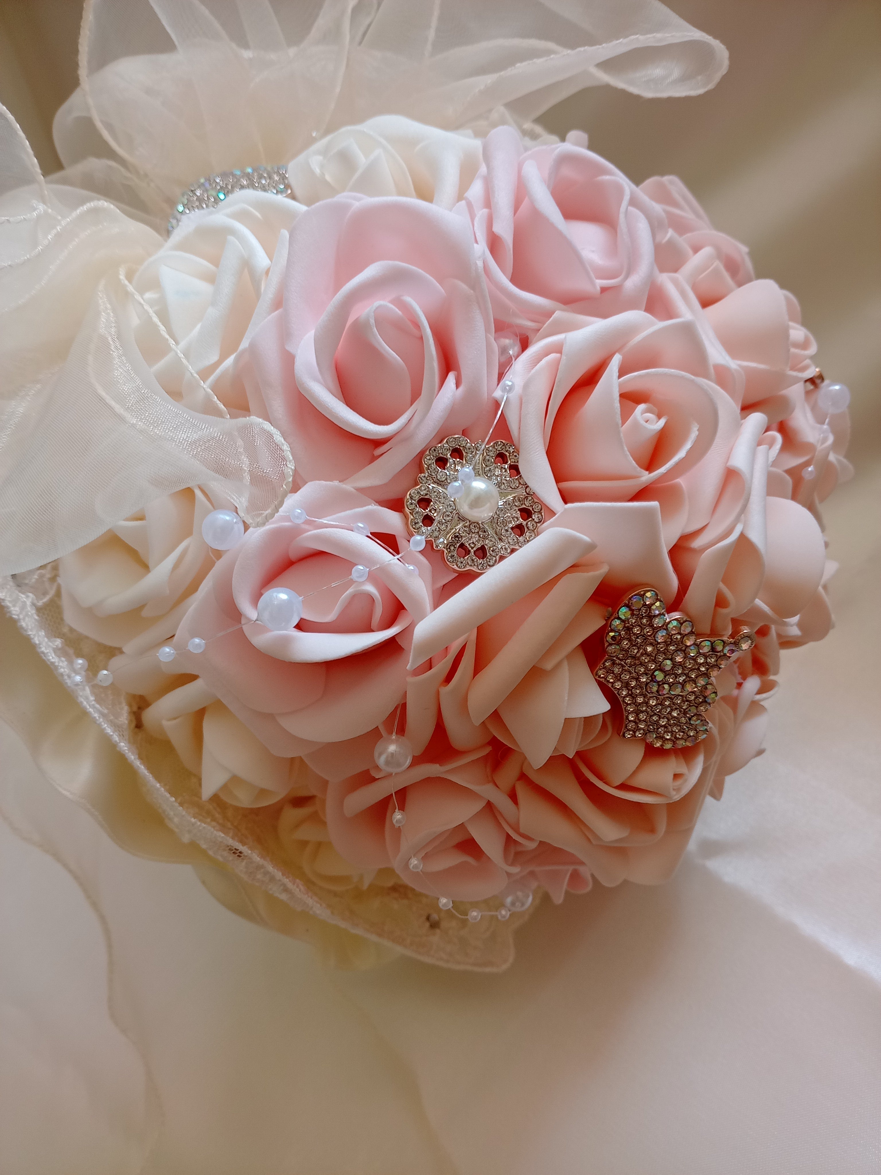 Bouquet Sposa Elegante con Rose in Lattice e Perle – Fatto a Mano