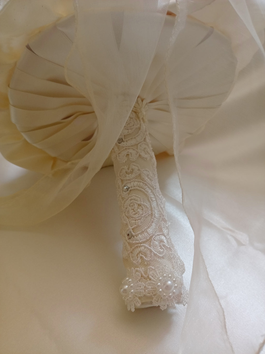 Bouquet Sposa Elegante con Rose in Lattice e Perle – Fatto a Mano
