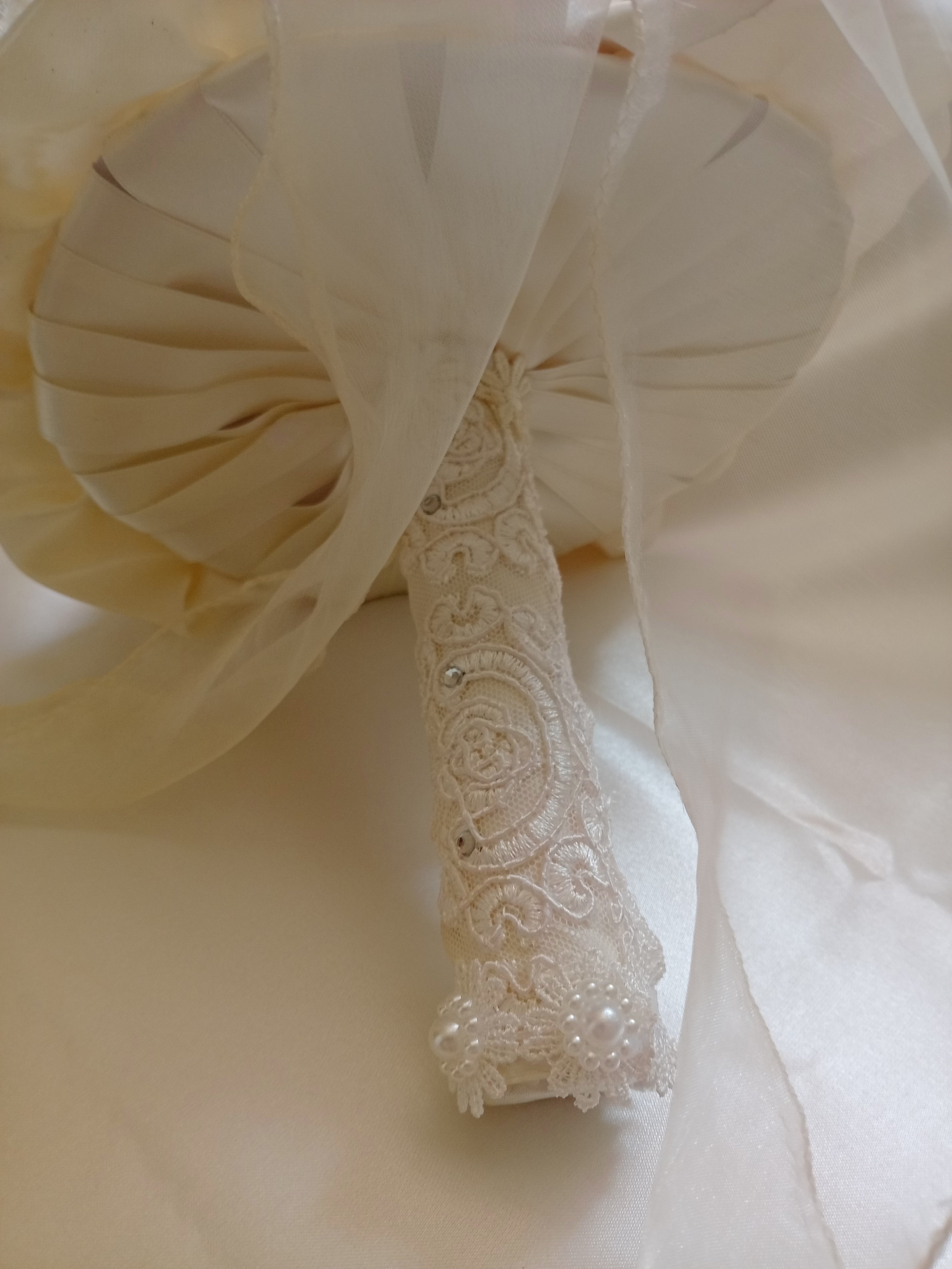Bouquet Sposa Elegante con Rose in Lattice e Perle – Fatto a Mano