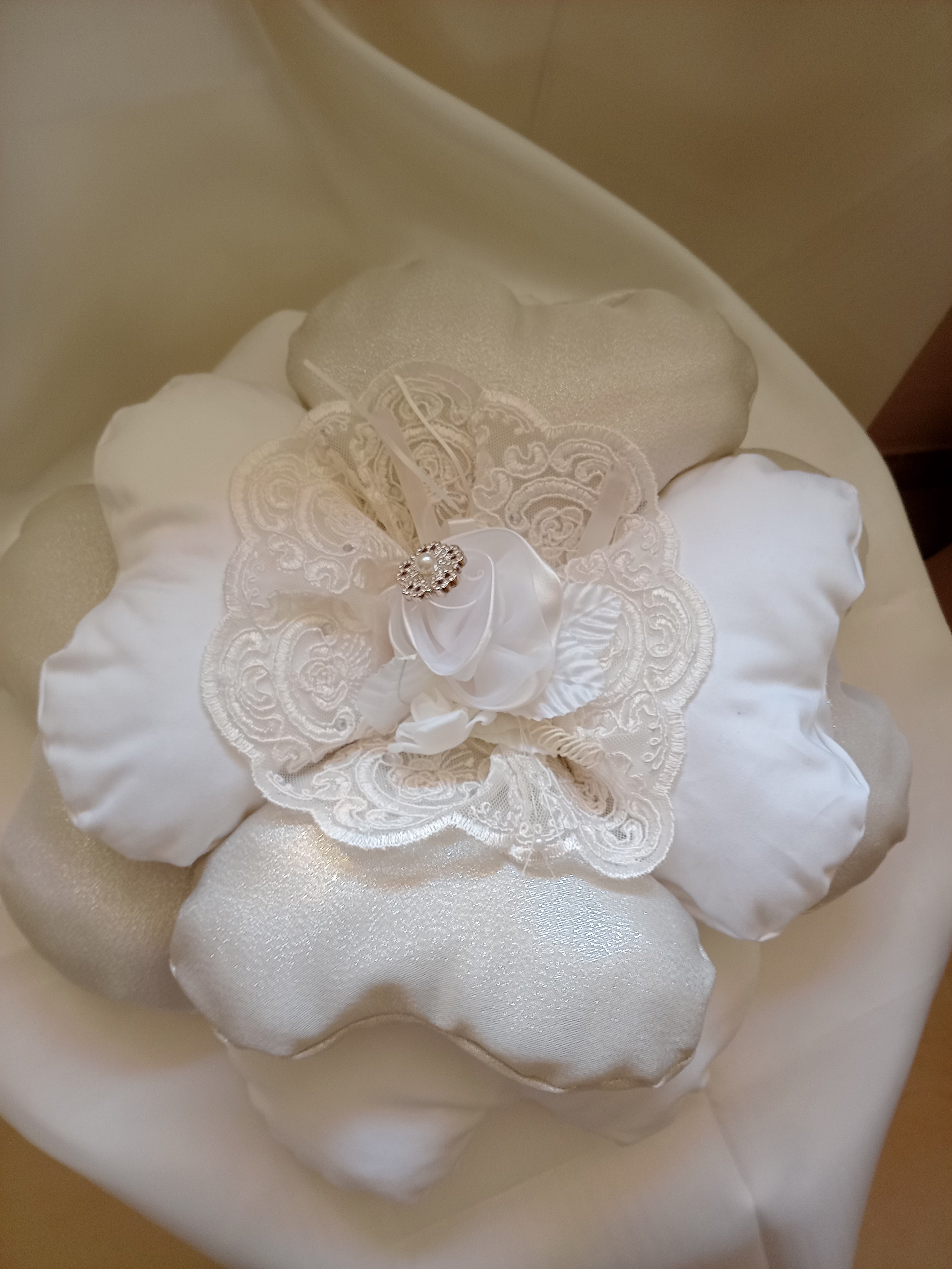 Cuscino a Forma di Fiore Bianco e Argento – Fatto a Mano