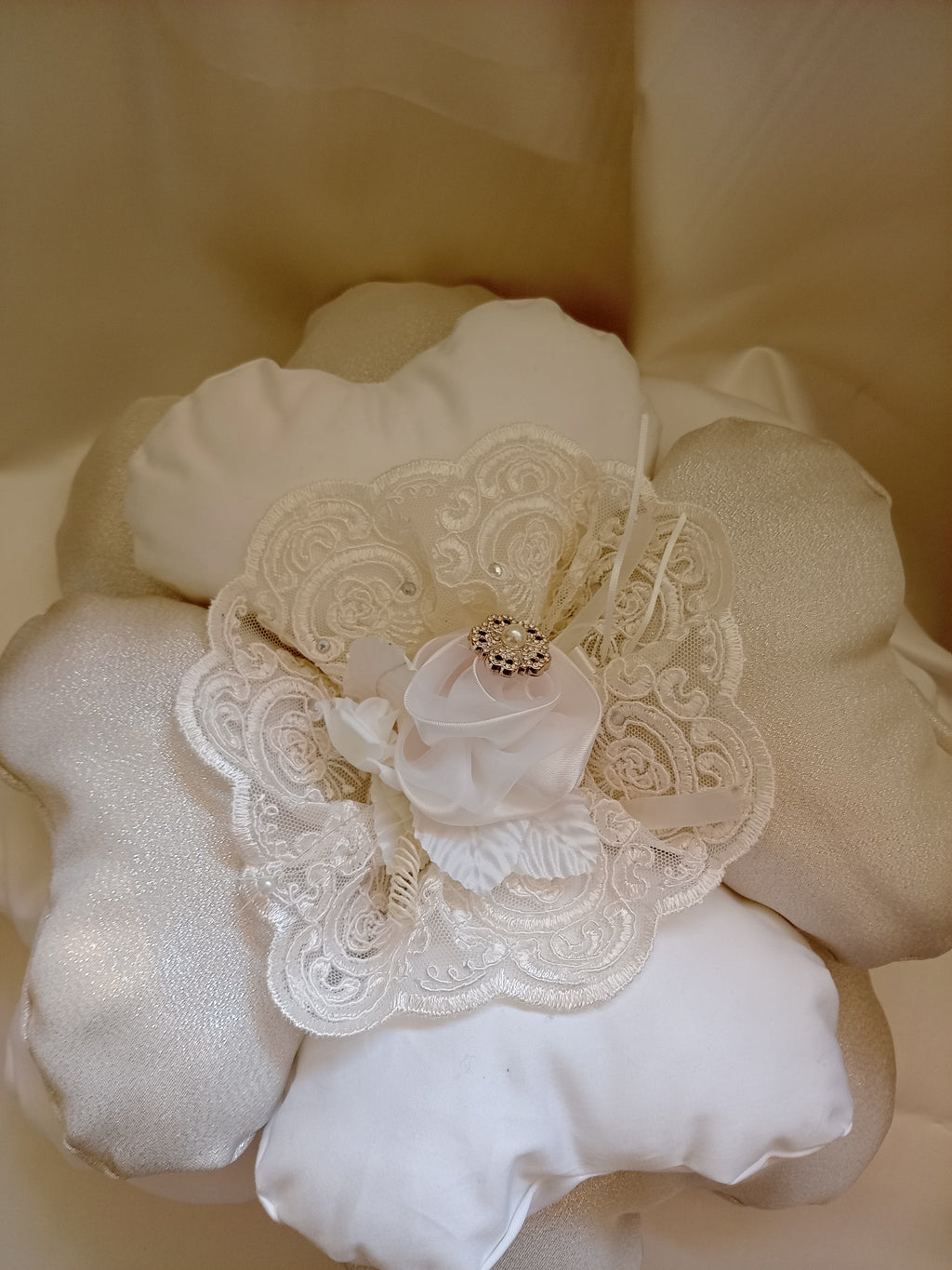 Cuscino a Forma di Fiore Bianco e Argento – Fatto a Mano