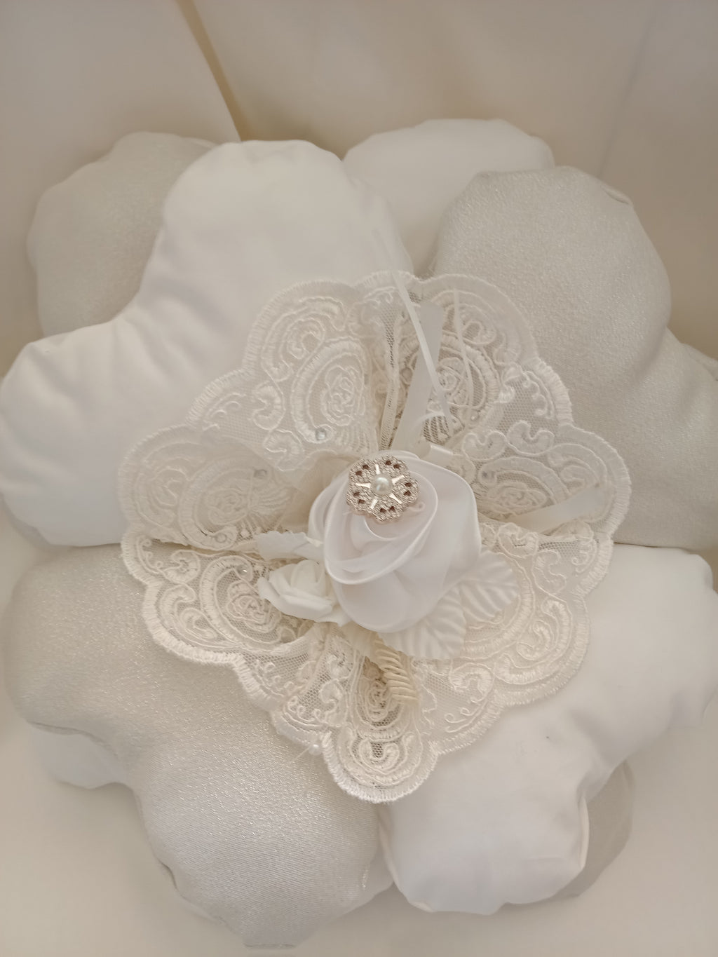 Cuscino a Forma di Fiore Bianco e Argento – Fatto a Mano