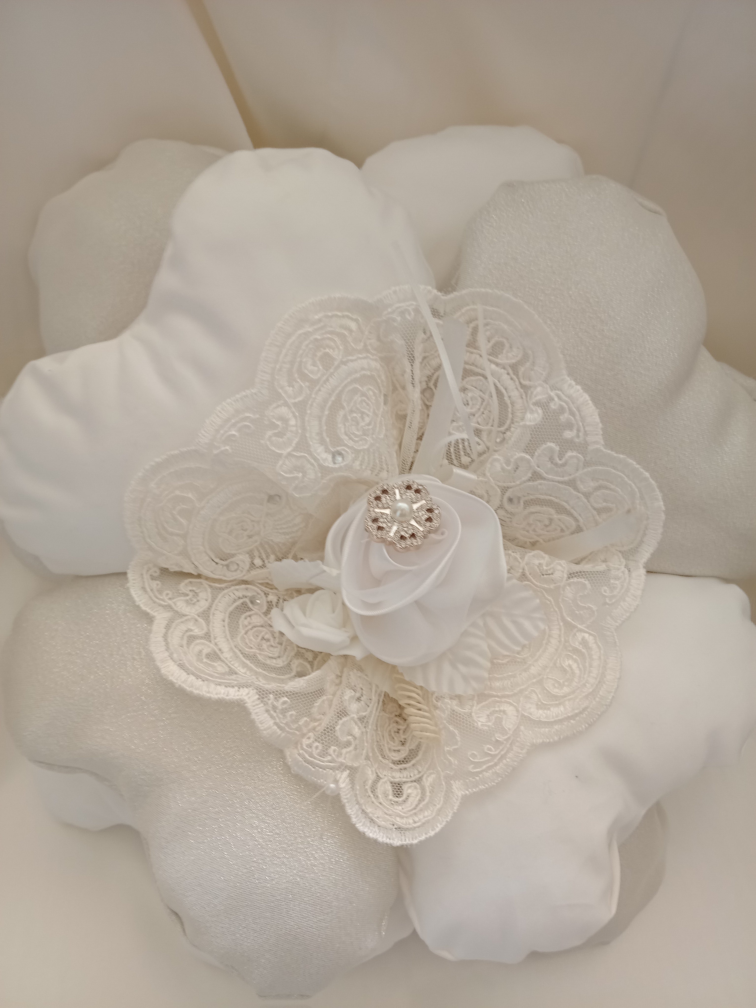Cuscino a Forma di Fiore Bianco e Argento – Fatto a Mano