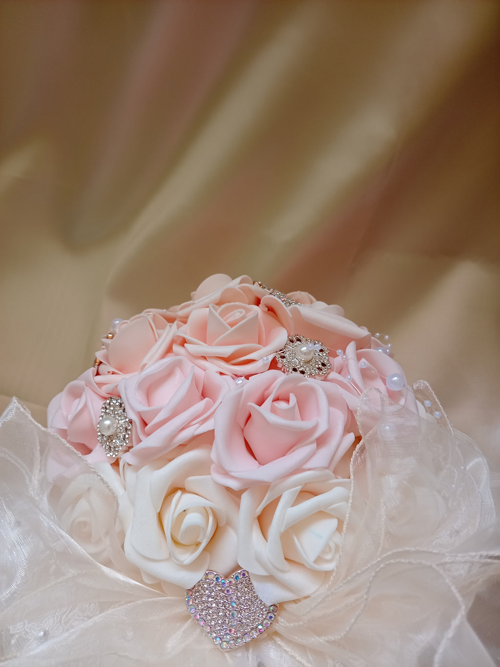 Bouquet Sposa Elegante con Rose in Lattice e Perle – Fatto a Mano