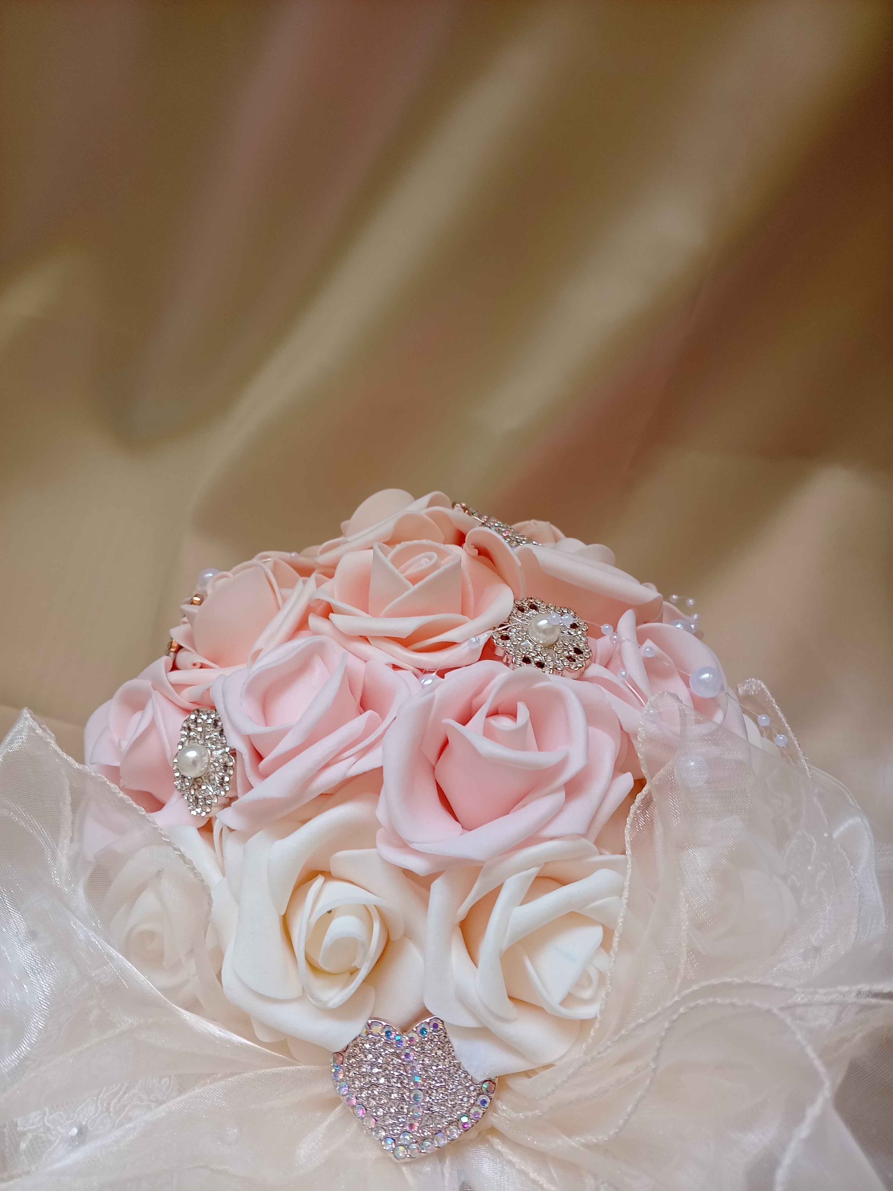 Bouquet Sposa Elegante con Rose in Lattice e Perle – Fatto a Mano