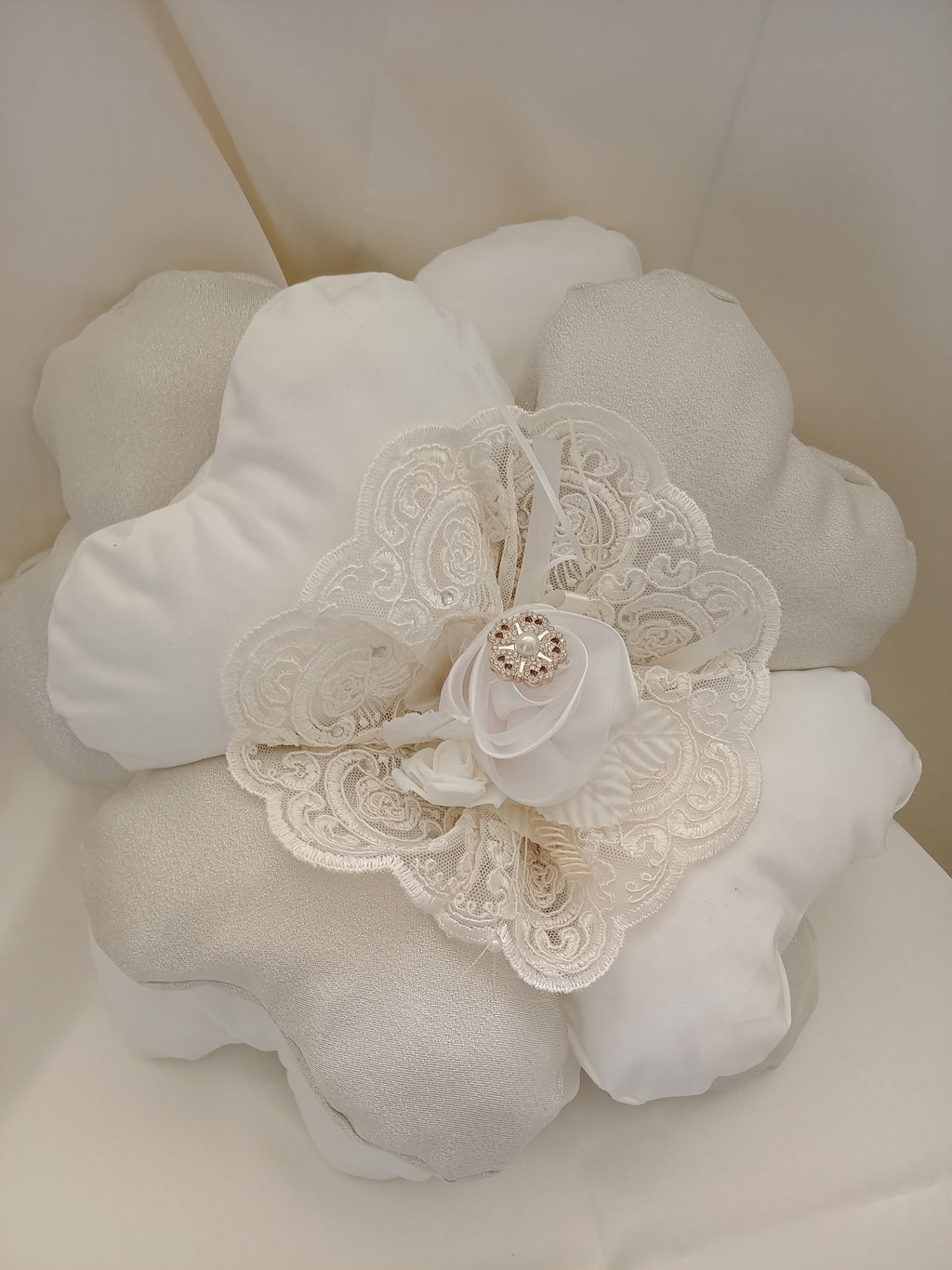 Cuscino a Forma di Fiore Bianco e Argento – Fatto a Mano