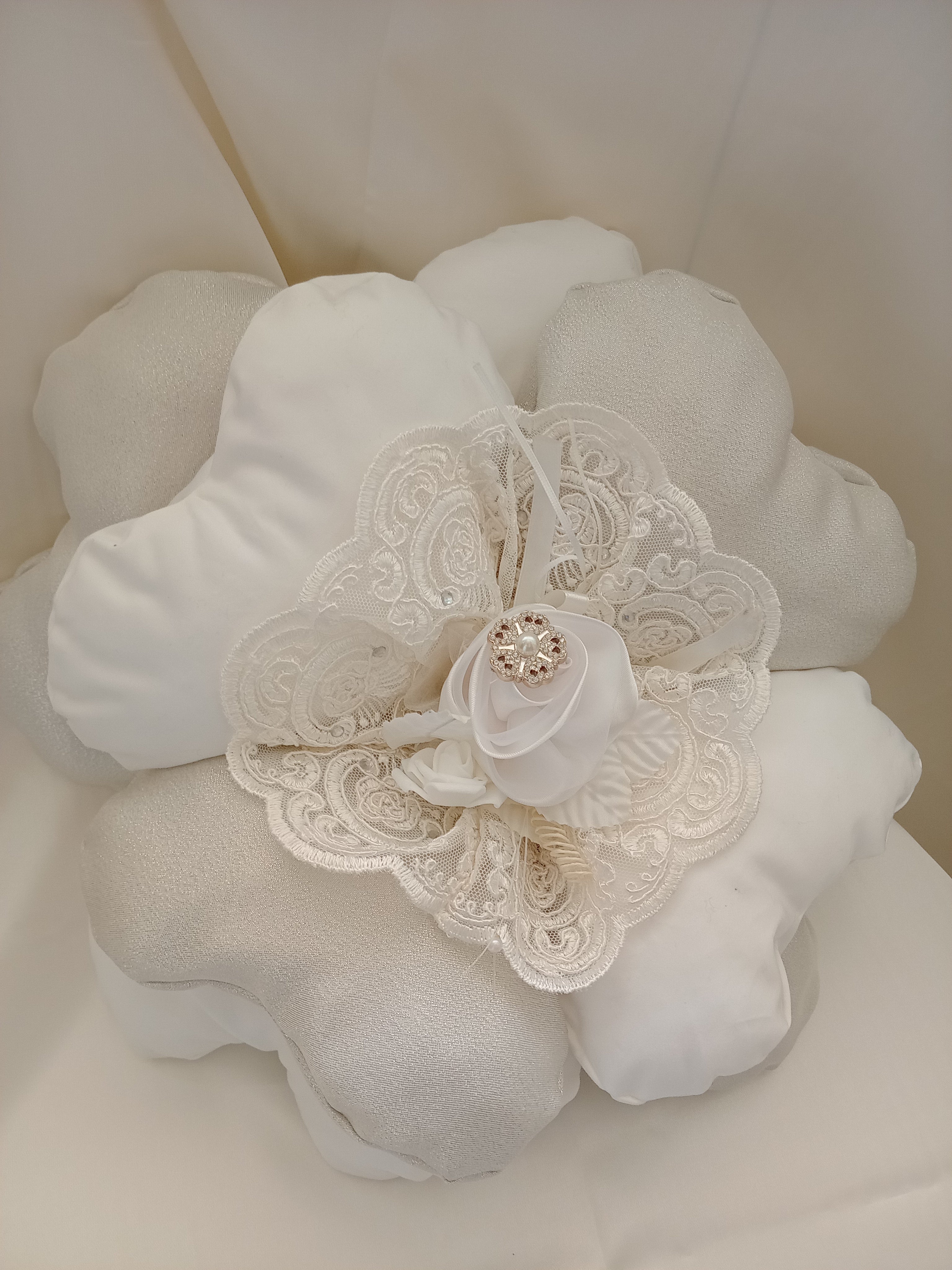 Cuscino a Forma di Fiore Bianco e Argento – Fatto a Mano