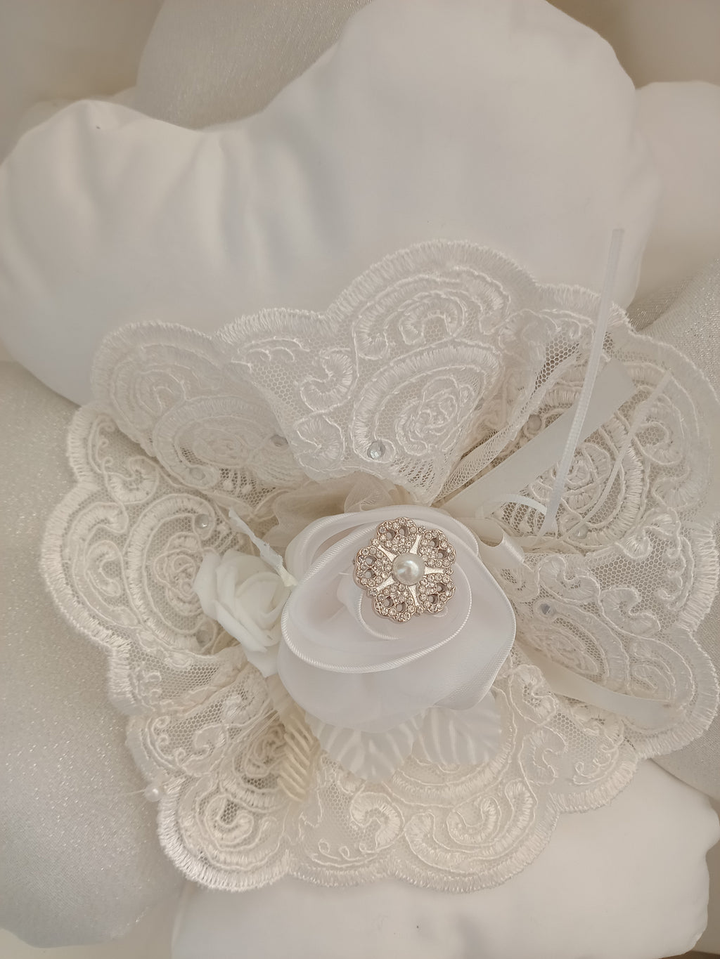 Cuscino a Forma di Fiore Bianco e Argento – Fatto a Mano