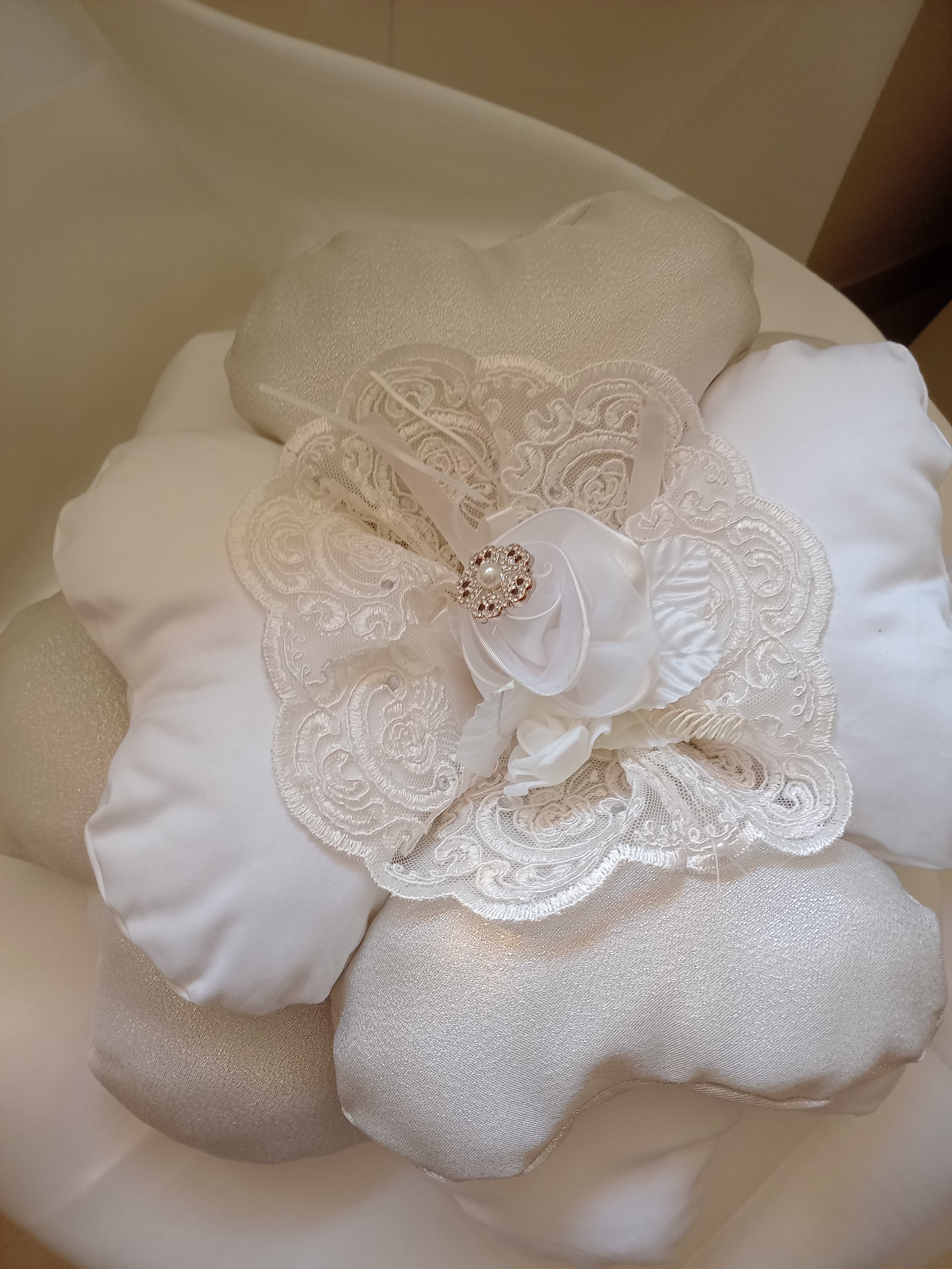 Cuscino a Forma di Fiore Bianco e Argento – Fatto a Mano