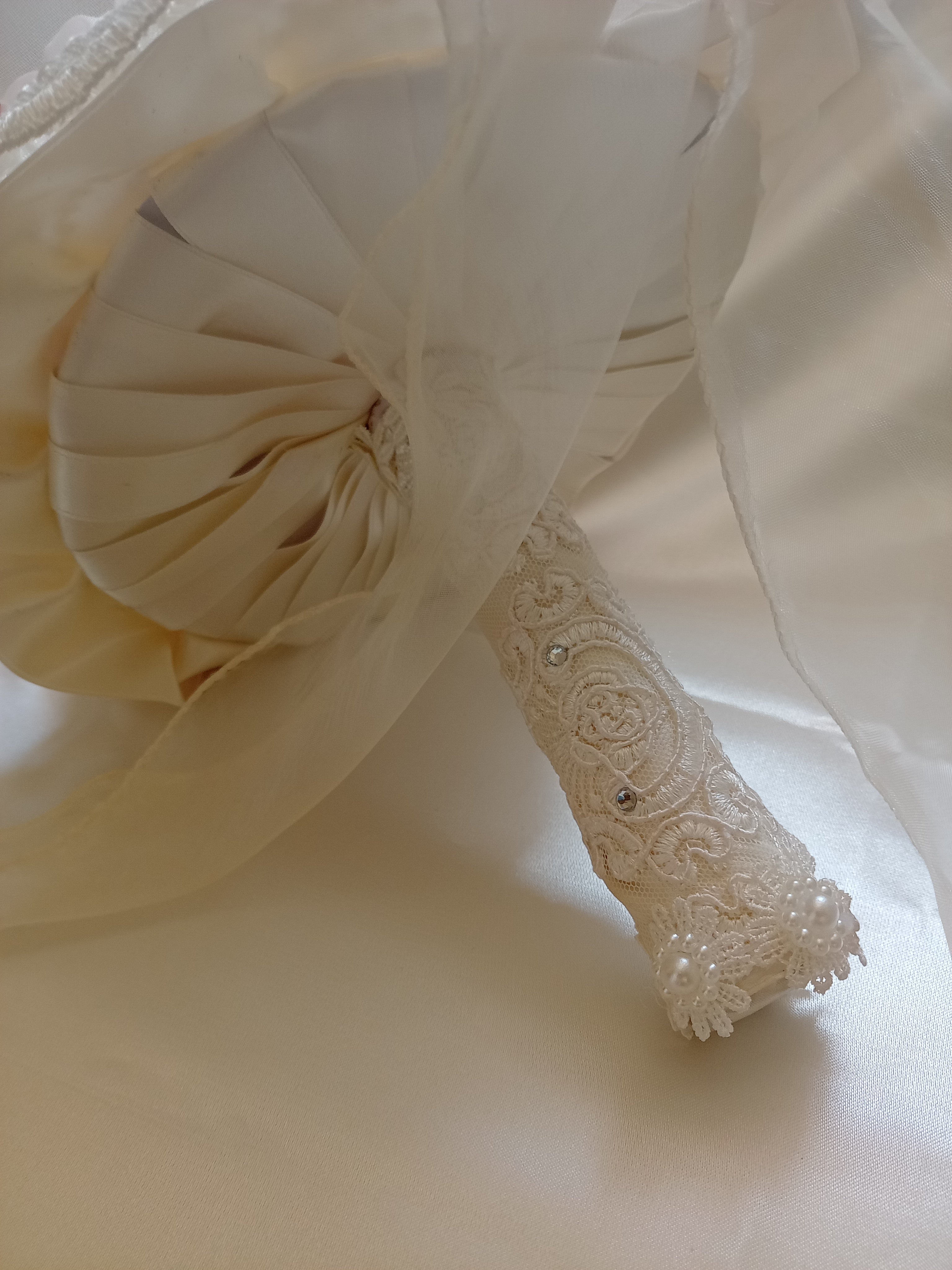 Bouquet Sposa Elegante con Rose in Lattice e Perle – Fatto a Mano