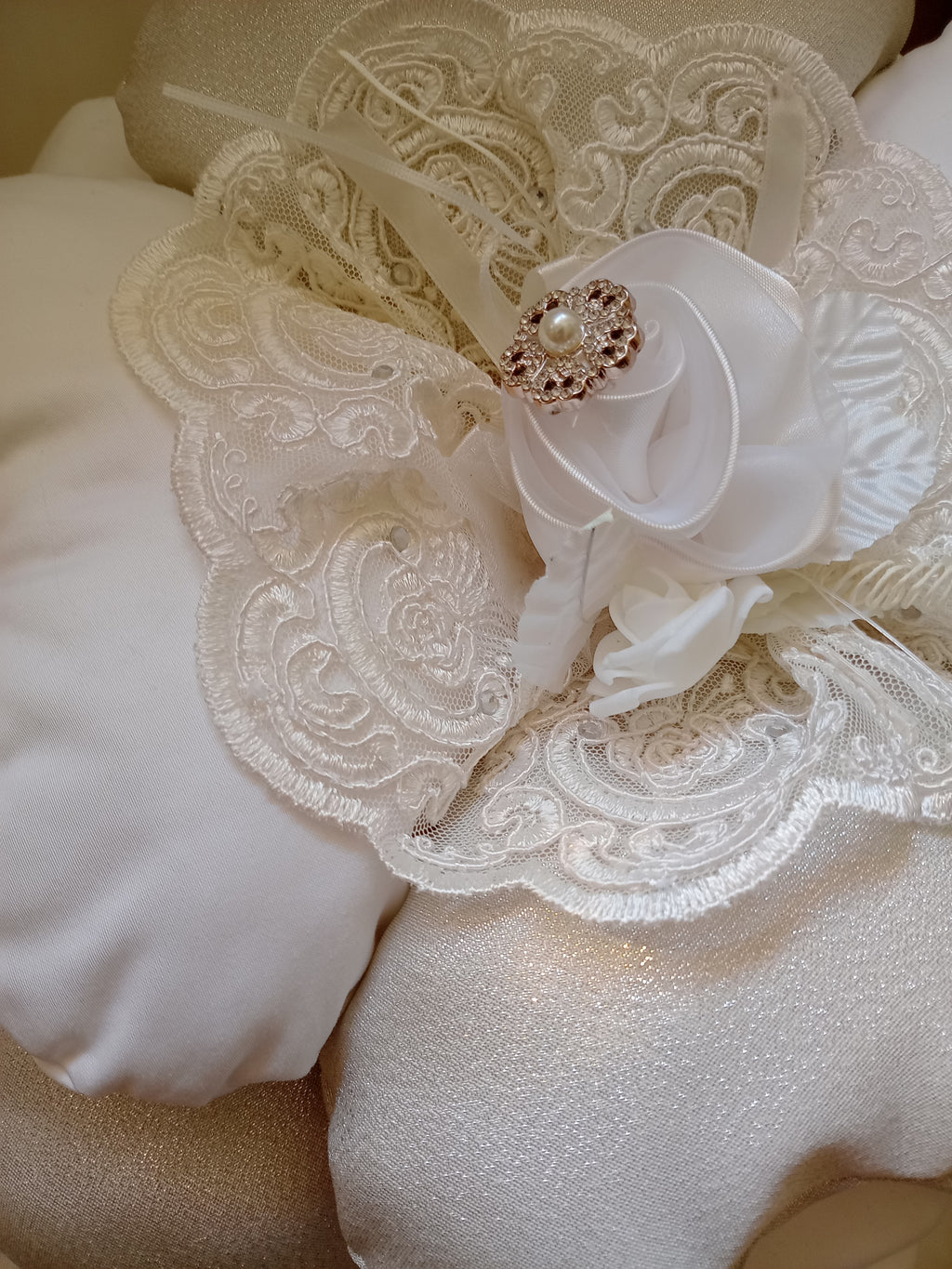Cuscino a Forma di Fiore Bianco e Argento – Fatto a Mano