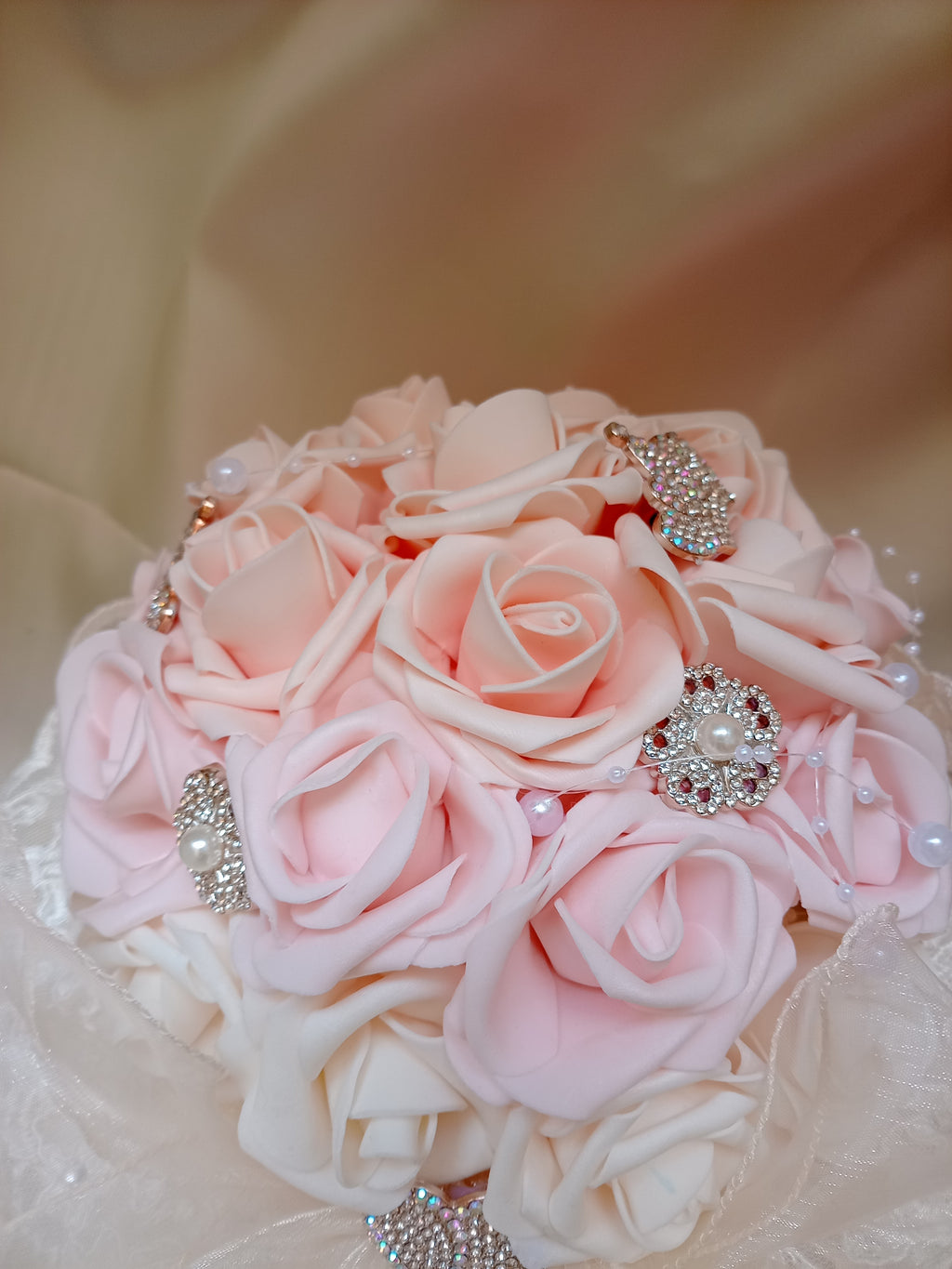 Bouquet Sposa Elegante con Rose in Lattice e Perle – Fatto a Mano