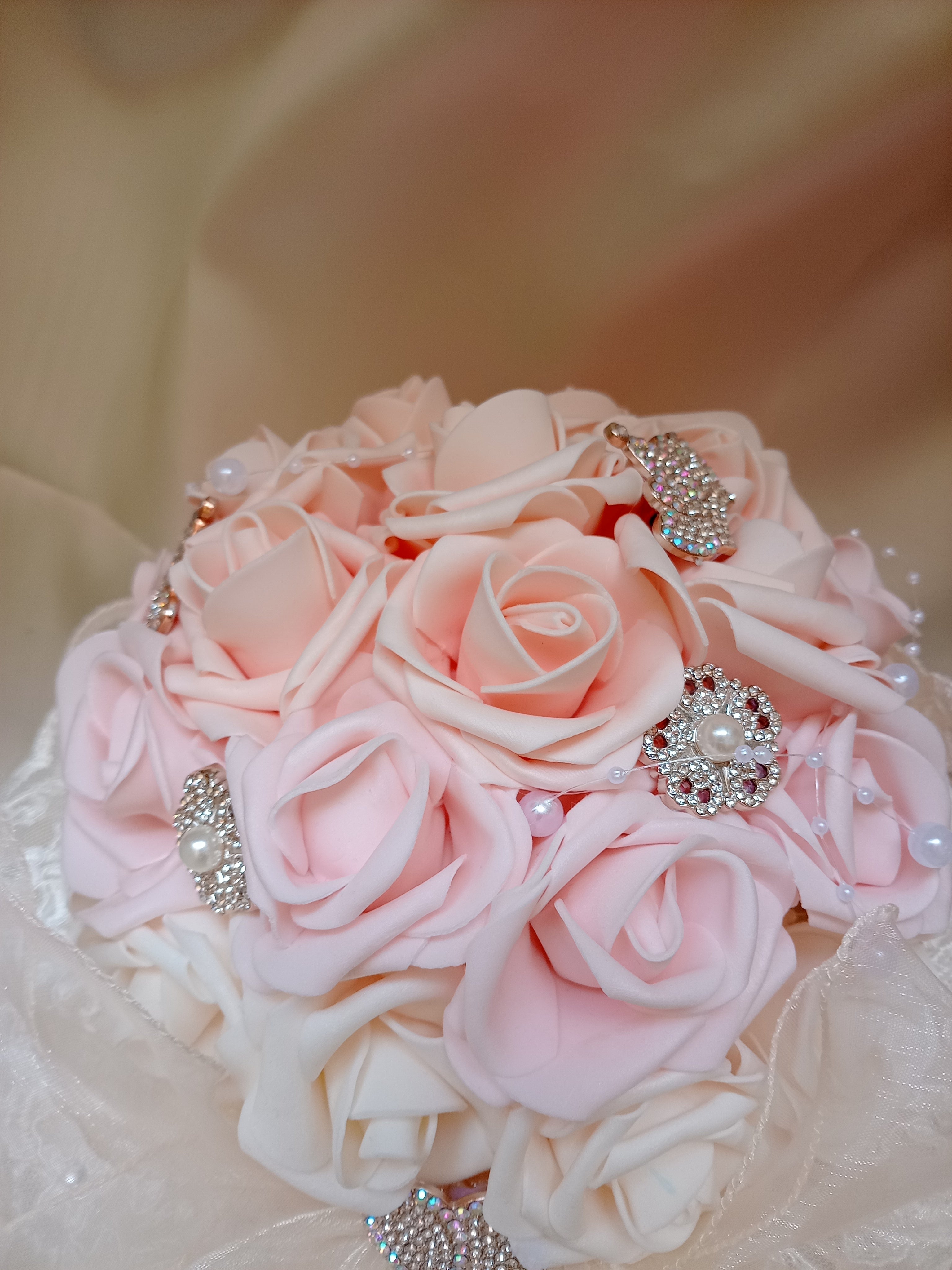 Bouquet Sposa Elegante con Rose in Lattice e Perle – Fatto a Mano