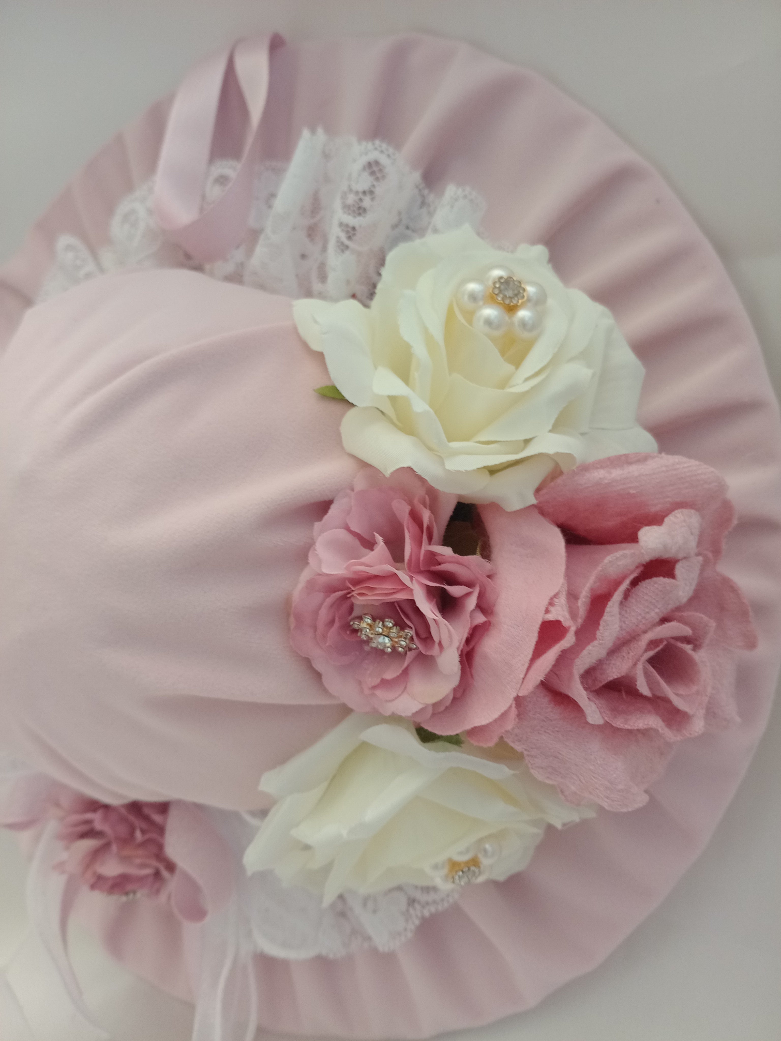 Cappello Fuoriporta in Velluto e Pizzo con Fiori – Decorazione Porta Fatta a Mano