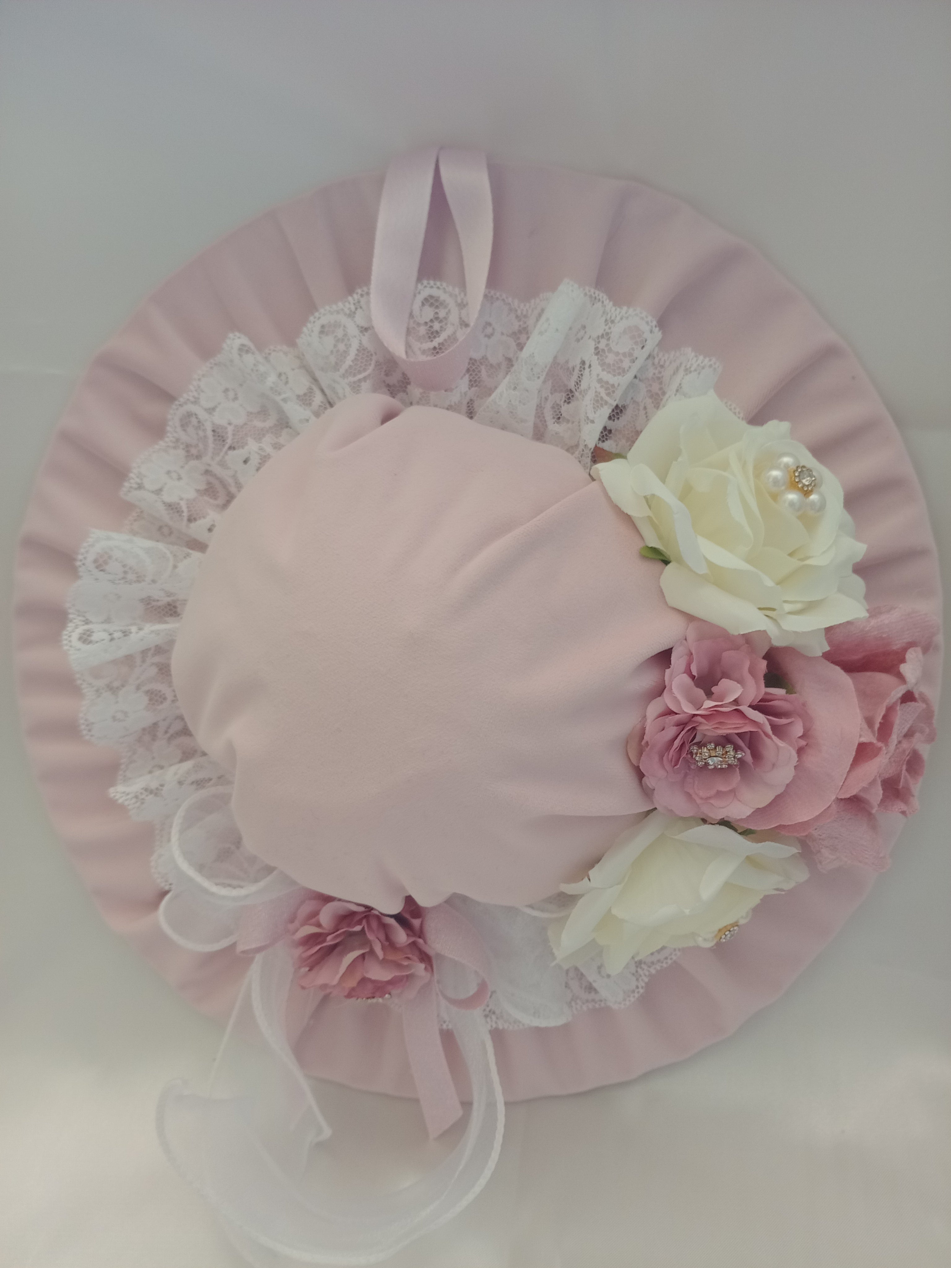 Cappello Fuoriporta in Velluto e Pizzo con Fiori – Decorazione Porta Fatta a Mano