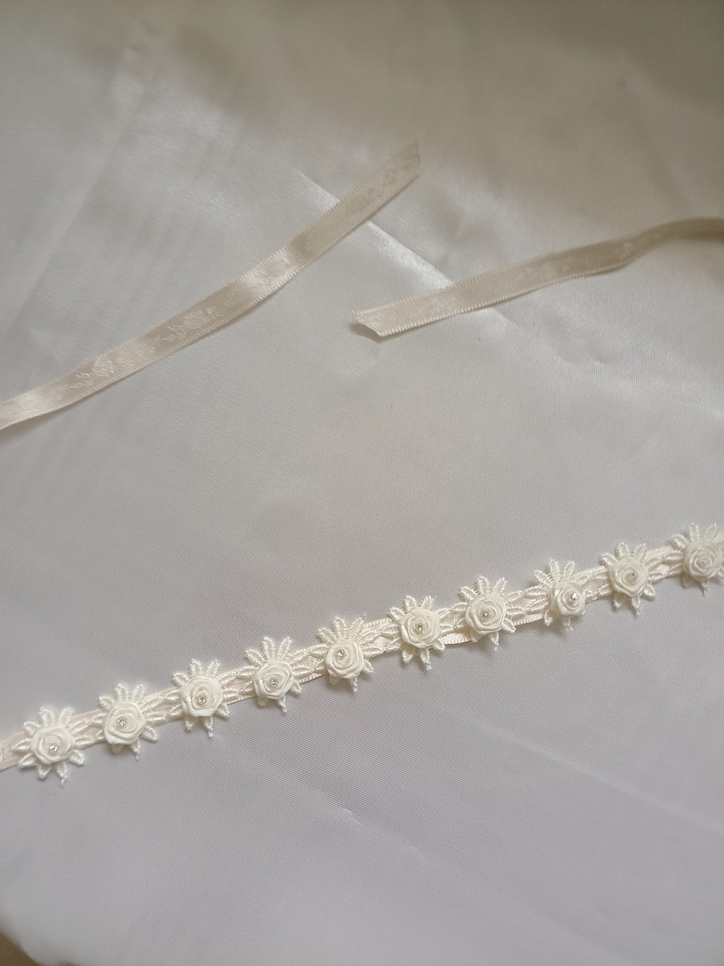 Cintura da Cerimonia per Bambina con Roselline, Margherite e Strass – Fatto a Mano