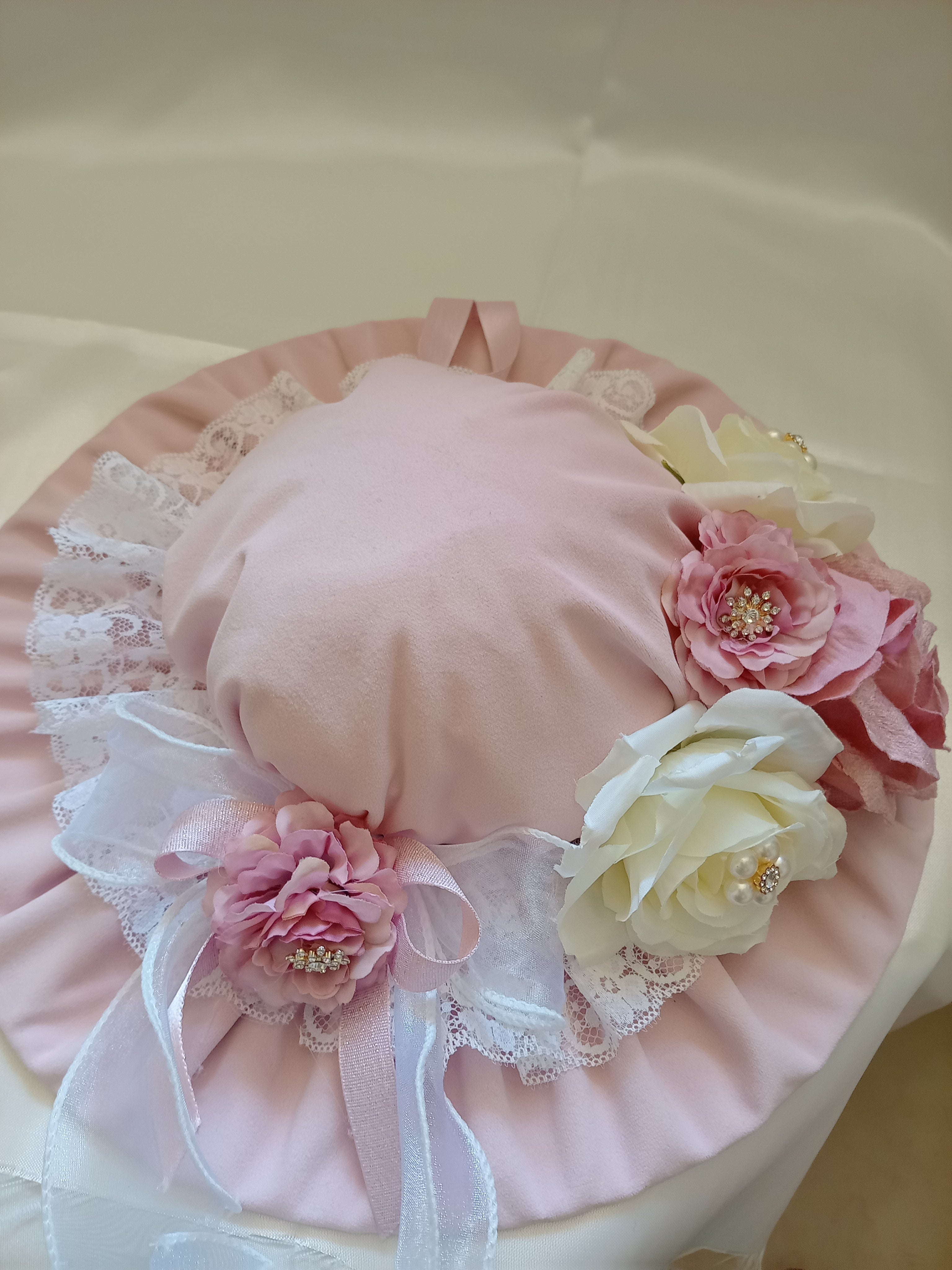 Cappello Fuoriporta in Velluto e Pizzo con Fiori – Decorazione Porta Fatta a Mano