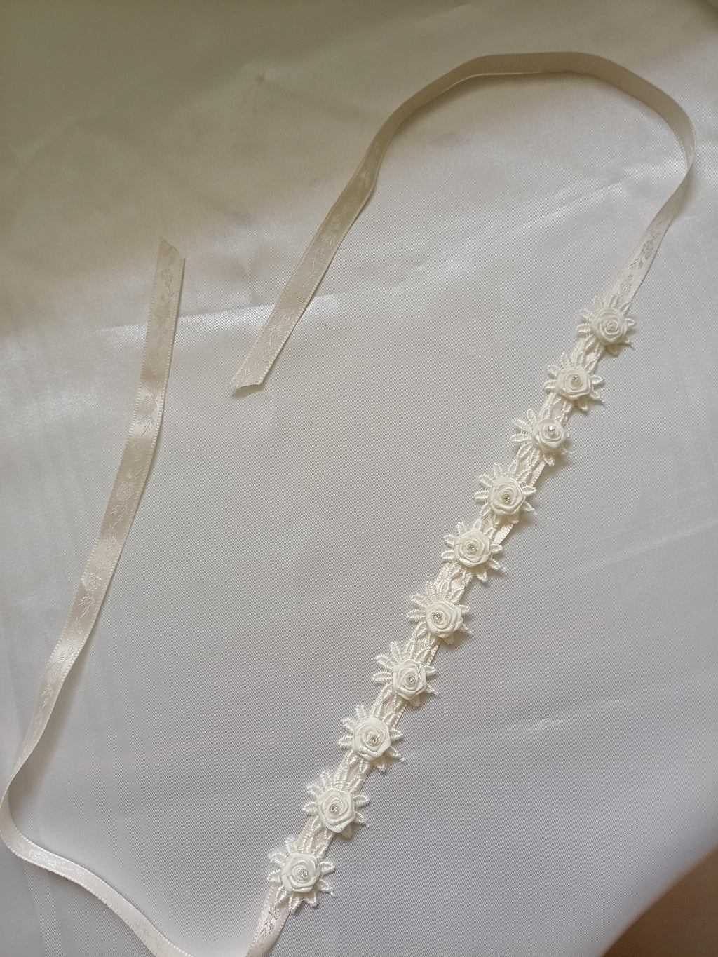 Cintura da Cerimonia per Bambina con Roselline, Margherite e Strass – Fatto a Mano
