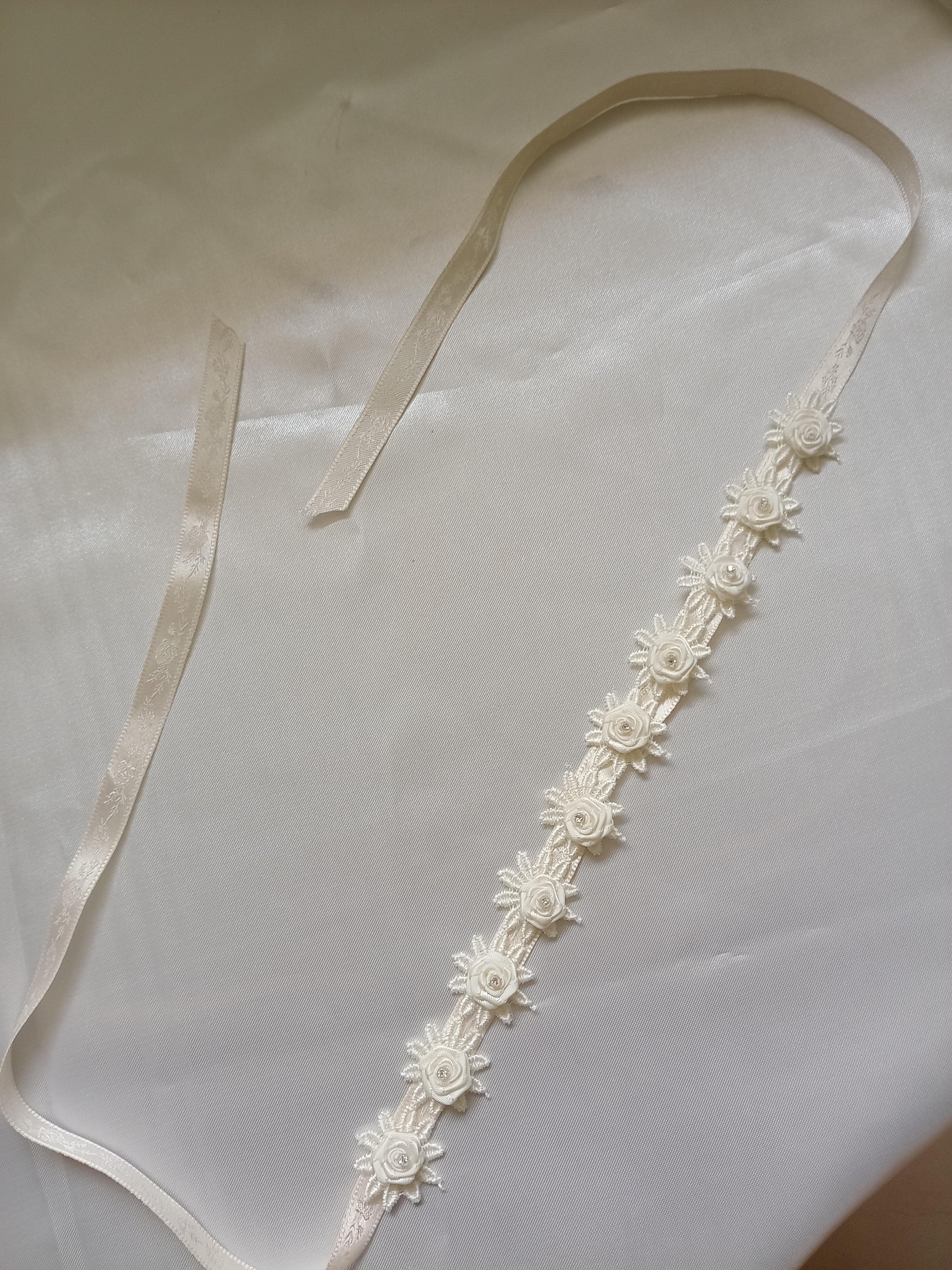 Cintura da Cerimonia per Bambina con Roselline, Margherite e Strass – Fatto a Mano