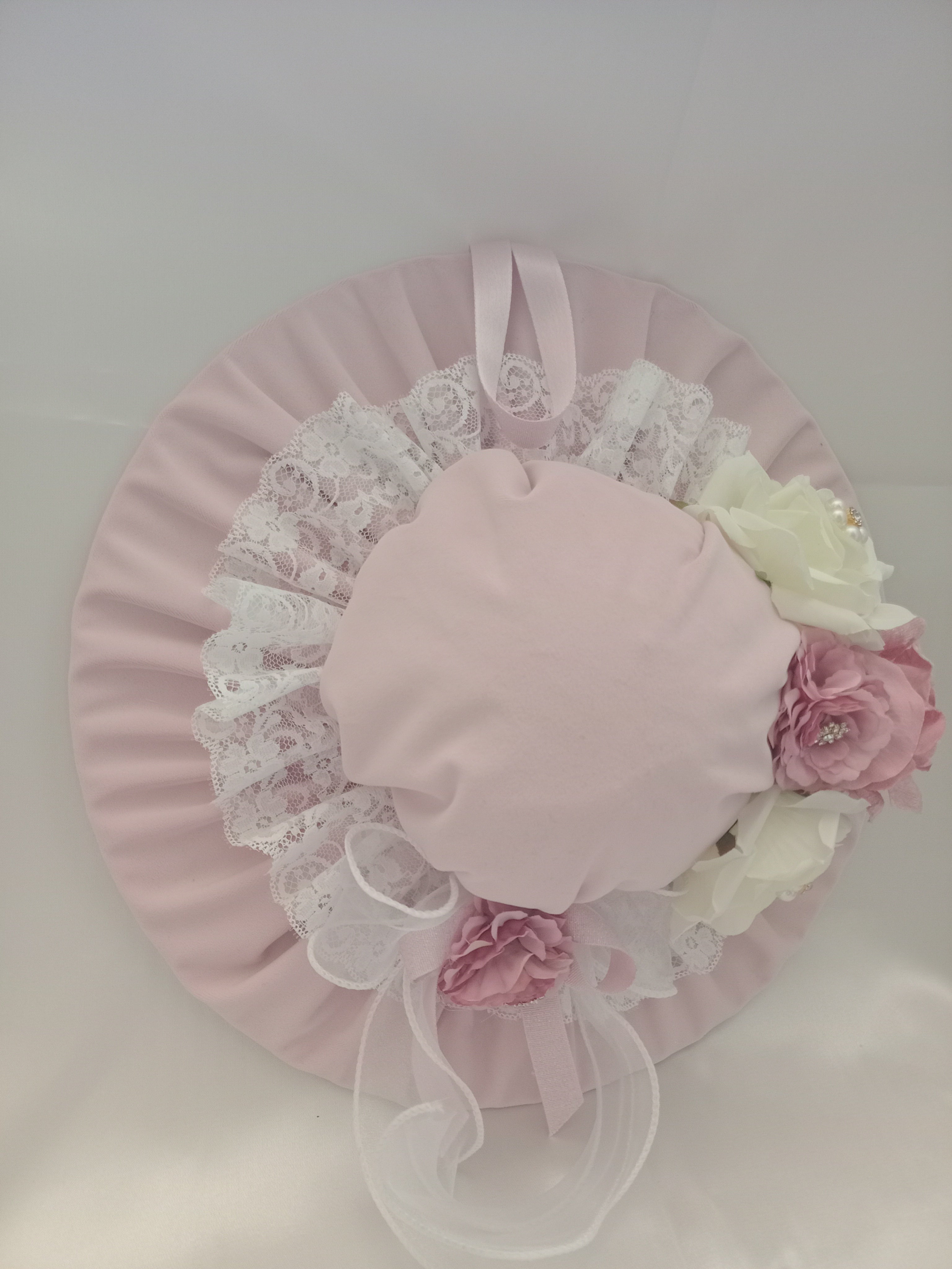 Cappello Fuoriporta in Velluto e Pizzo con Fiori – Decorazione Porta Fatta a Mano