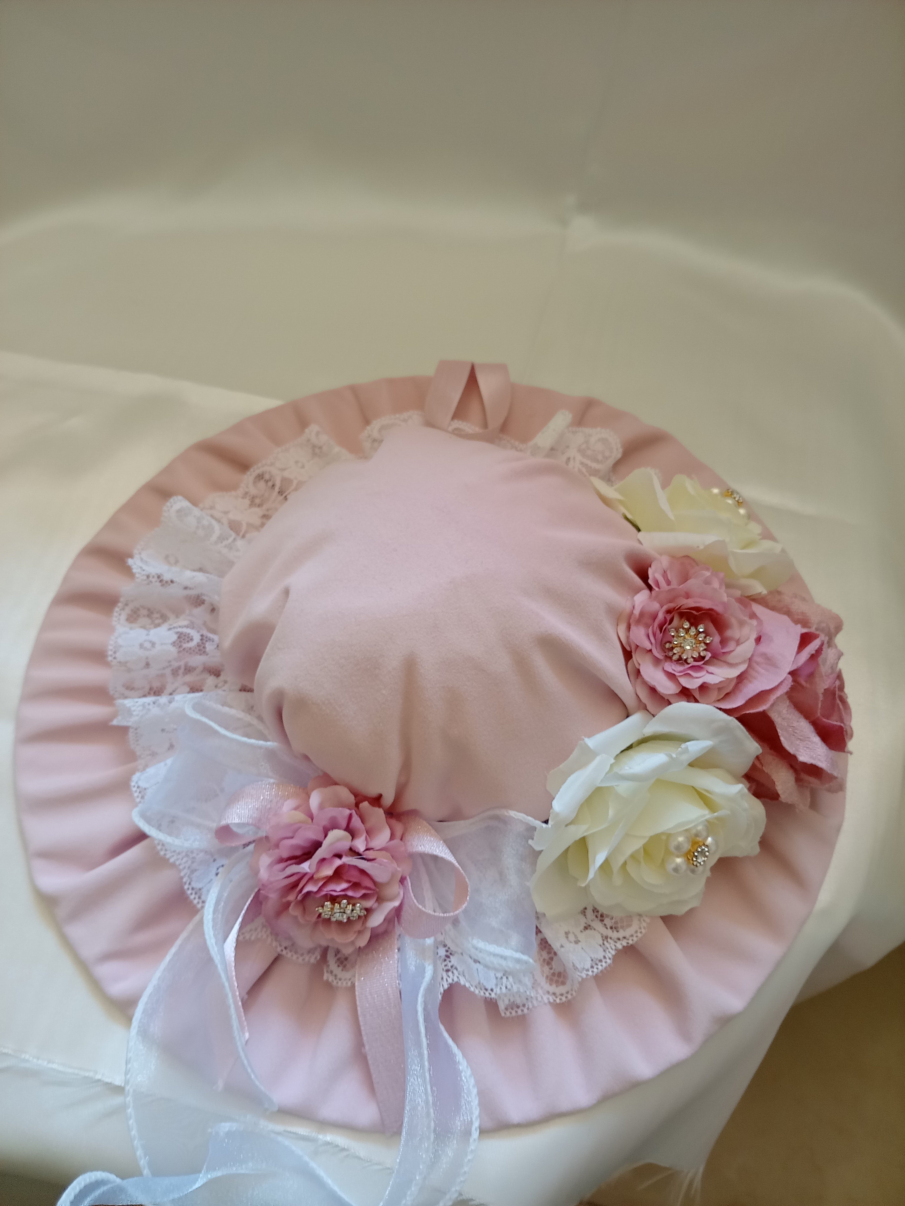 Cappello Fuoriporta in Velluto e Pizzo con Fiori – Decorazione Porta Fatta a Mano