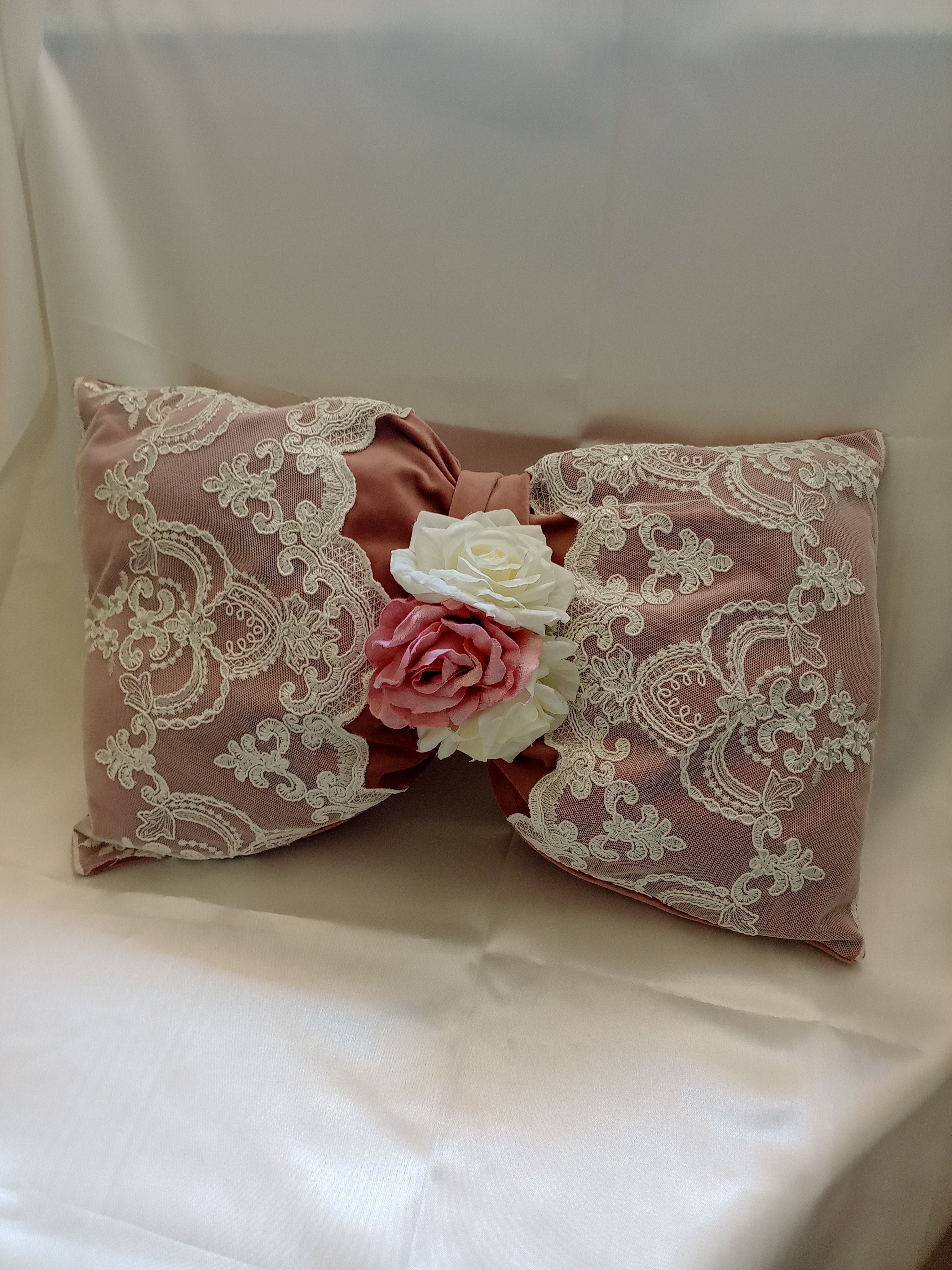Cuscino Elegante in Velluto e Pizzo con Strass – Fatto a Mano