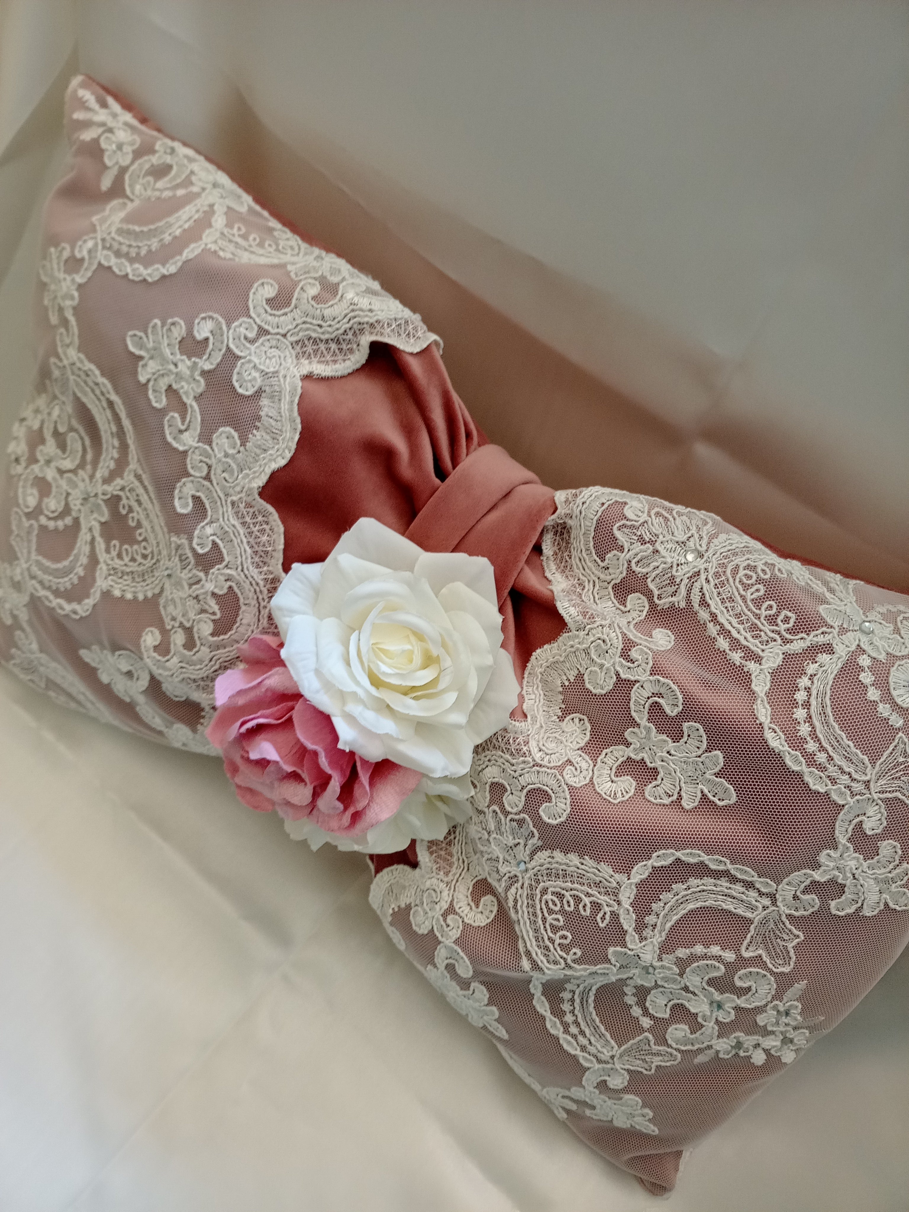Cuscino Elegante in Velluto e Pizzo con Strass – Fatto a Mano