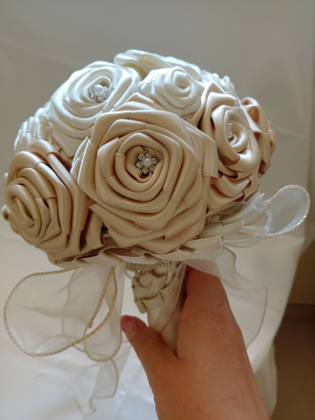 Bouquet Sposa Bicolore Avorio Chiaro e Scuro – Rose Fatte a Mano, Personalizzabile