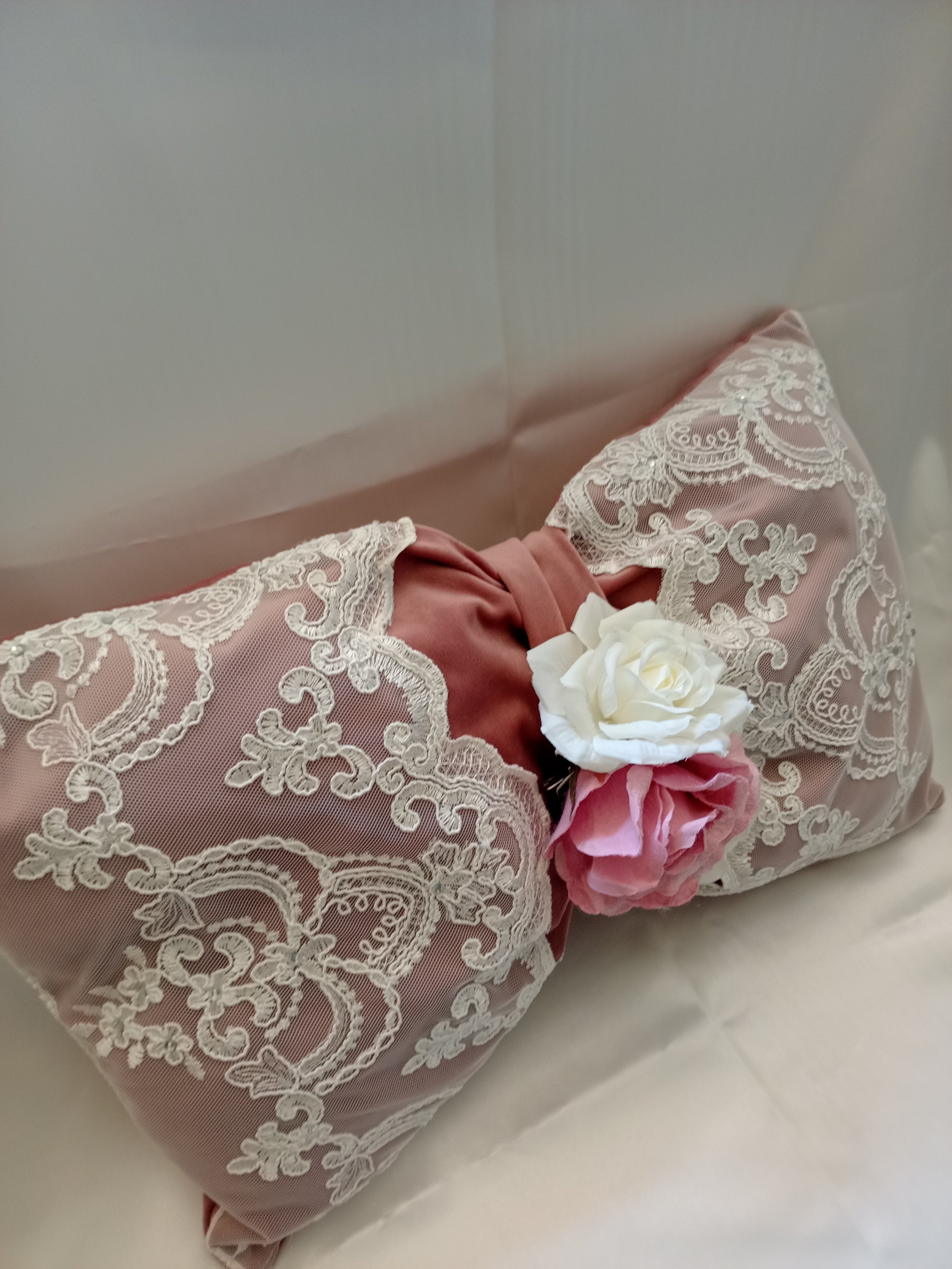 Cuscino Elegante in Velluto e Pizzo con Strass – Fatto a Mano