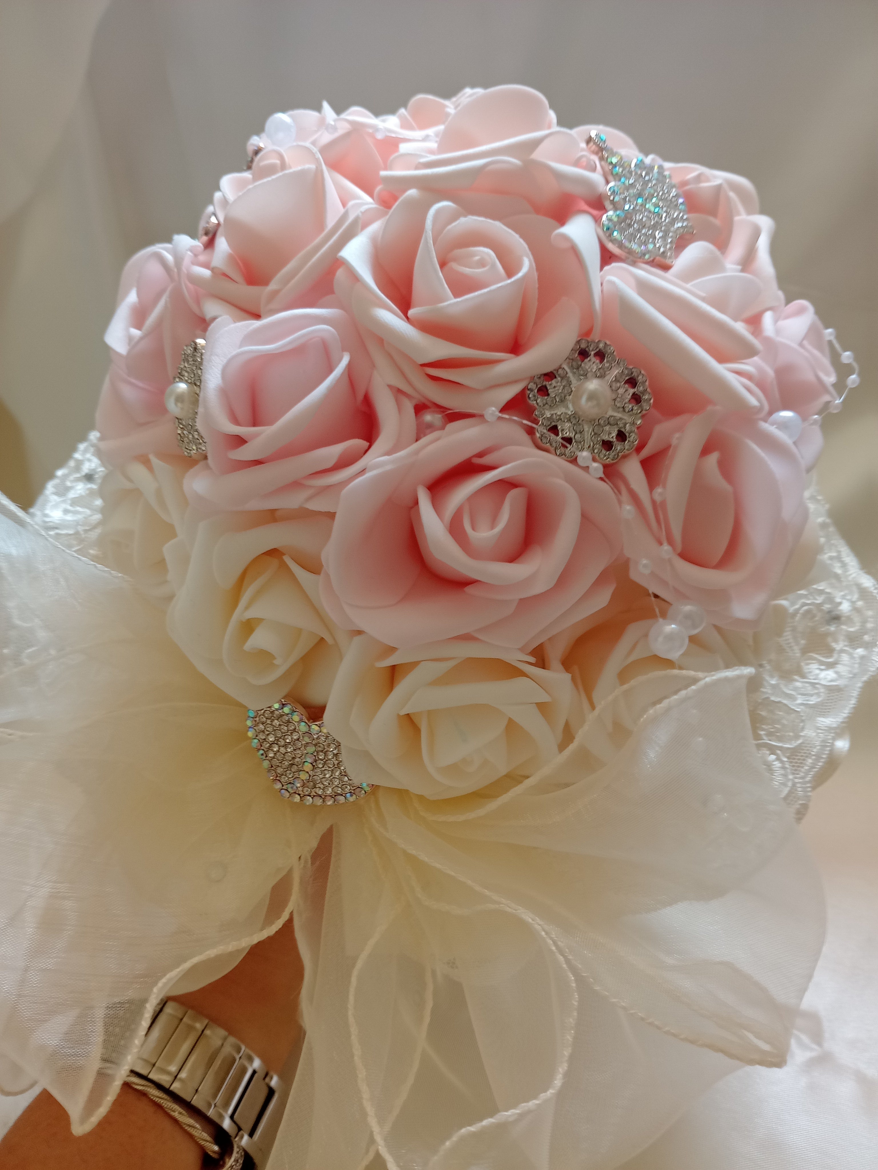 Bouquet Sposa Elegante con Rose in Lattice e Perle – Fatto a Mano