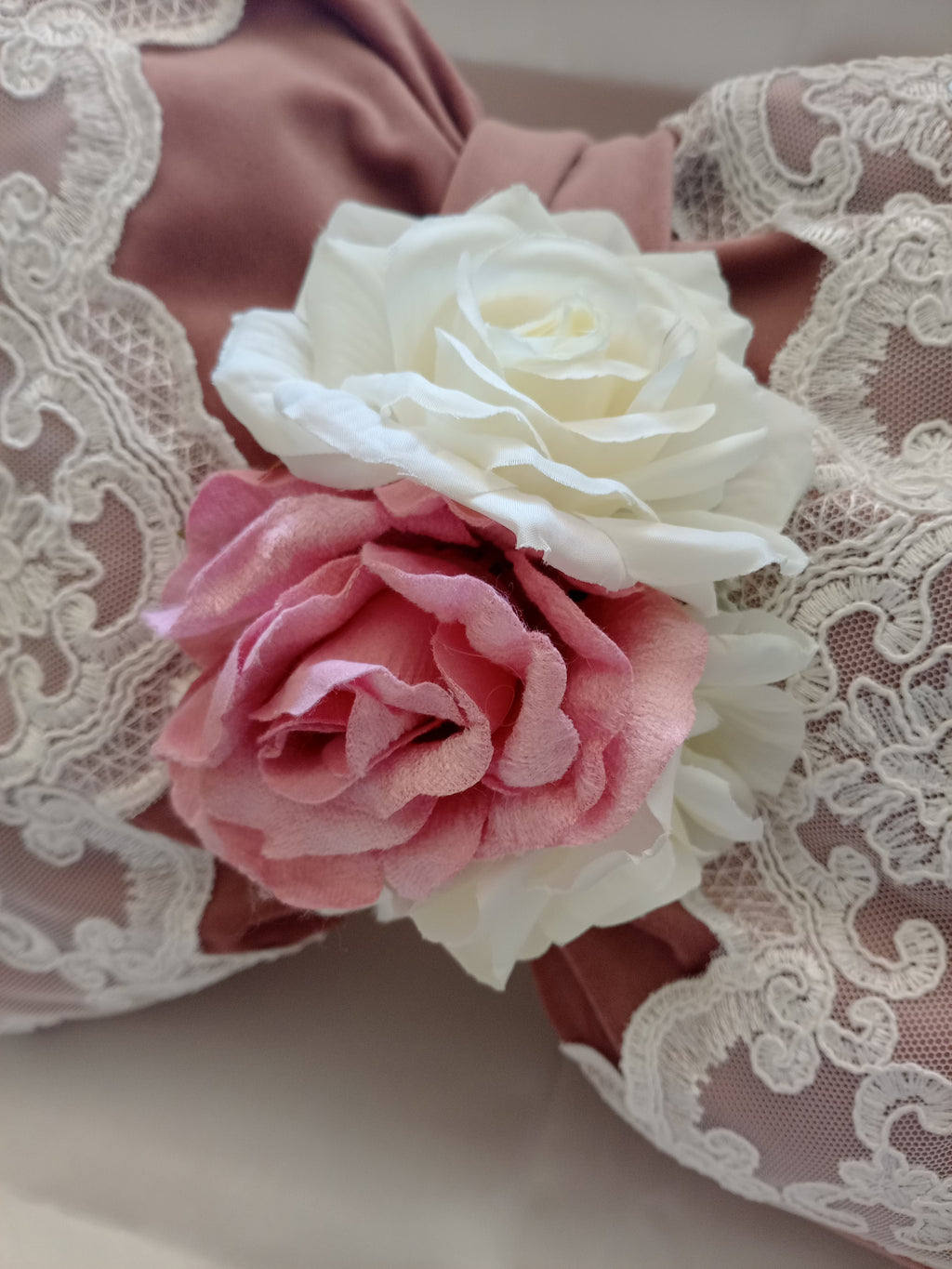 Cuscino Elegante in Velluto e Pizzo con Strass – Fatto a Mano