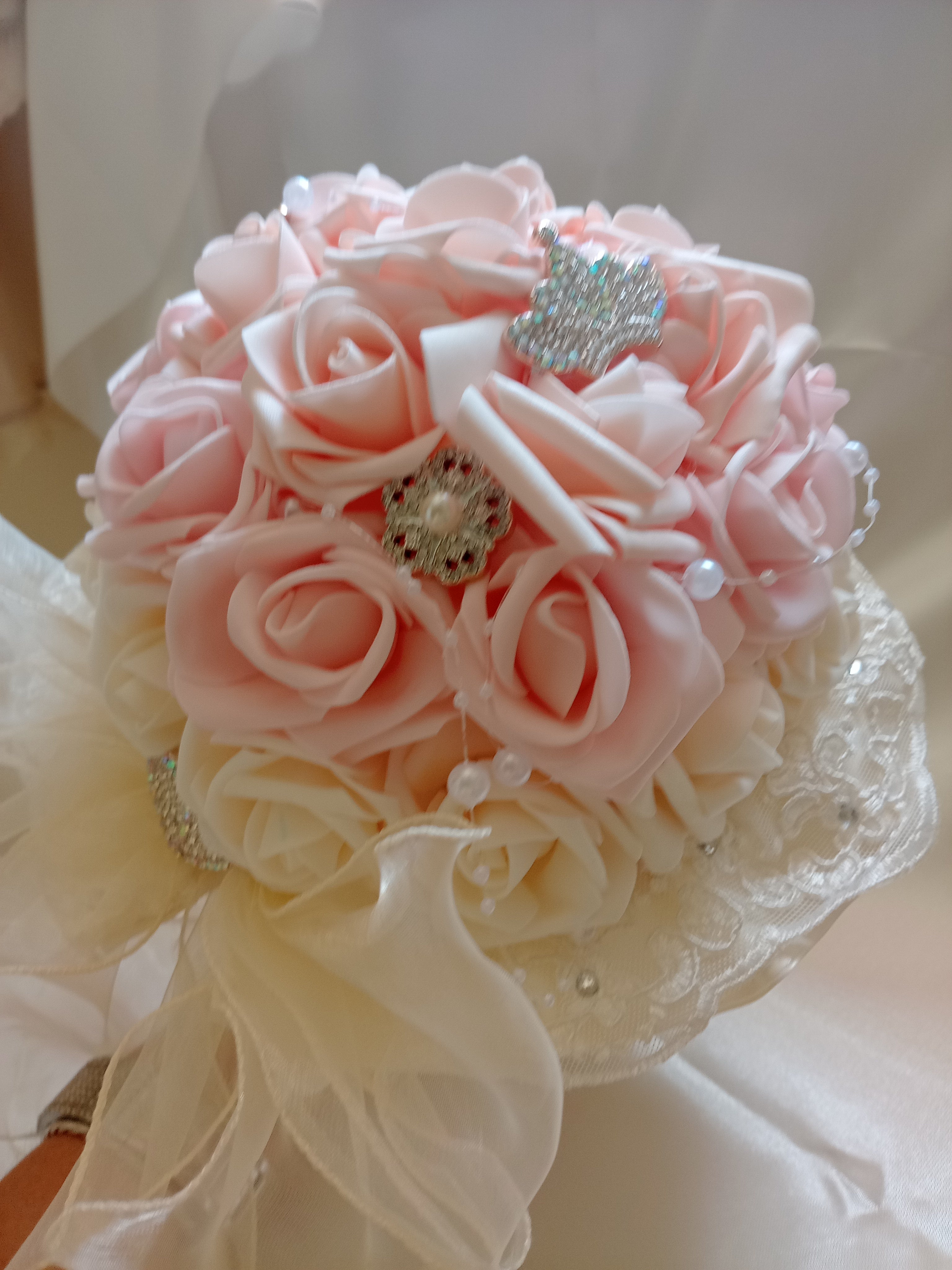 Bouquet Sposa Elegante con Rose in Lattice e Perle – Fatto a Mano
