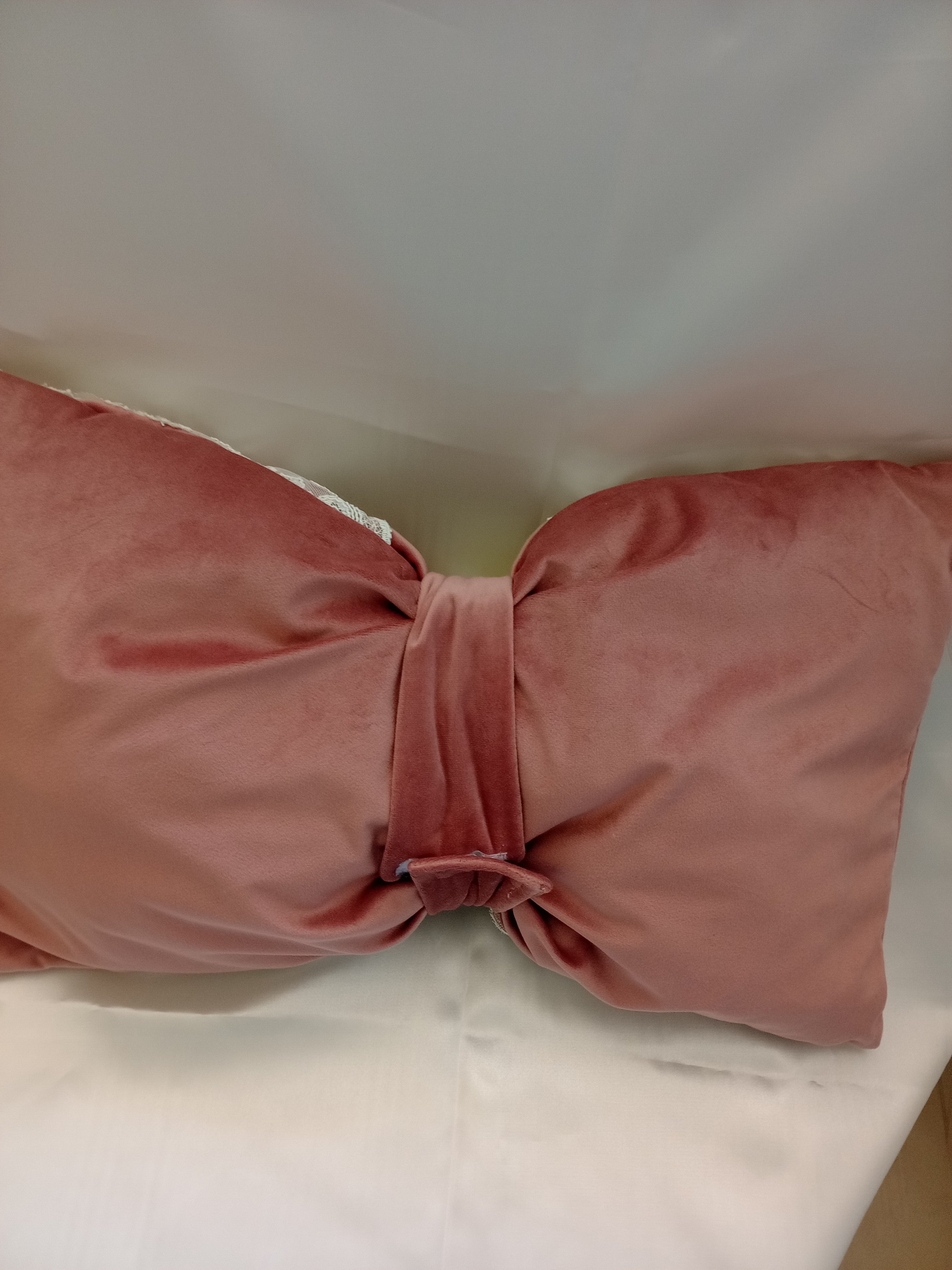 Cuscino Elegante in Velluto e Pizzo con Strass – Fatto a Mano
