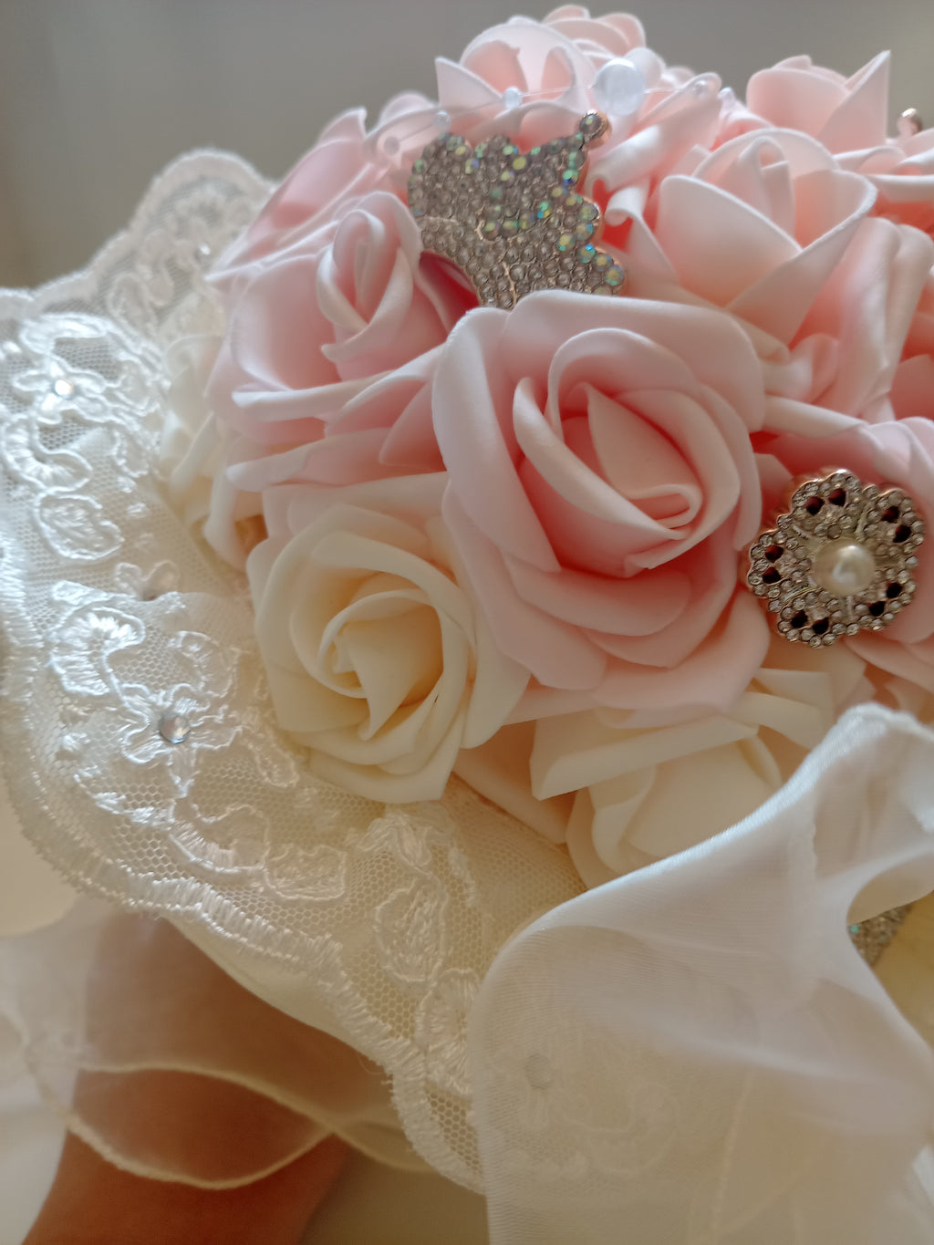 Bouquet Sposa Elegante con Rose in Lattice e Perle – Fatto a Mano
