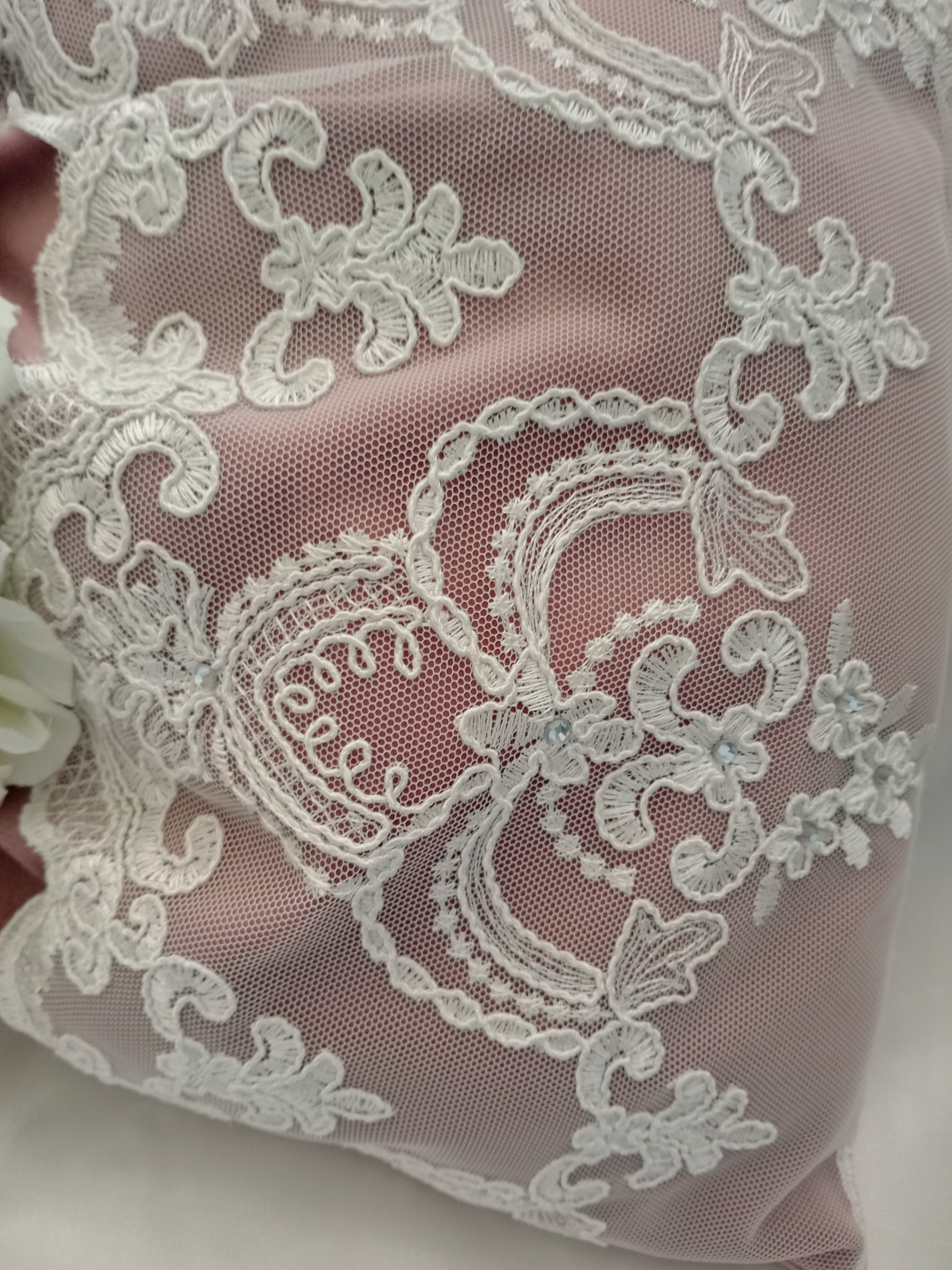 Cuscino Elegante in Velluto e Pizzo con Strass – Fatto a Mano
