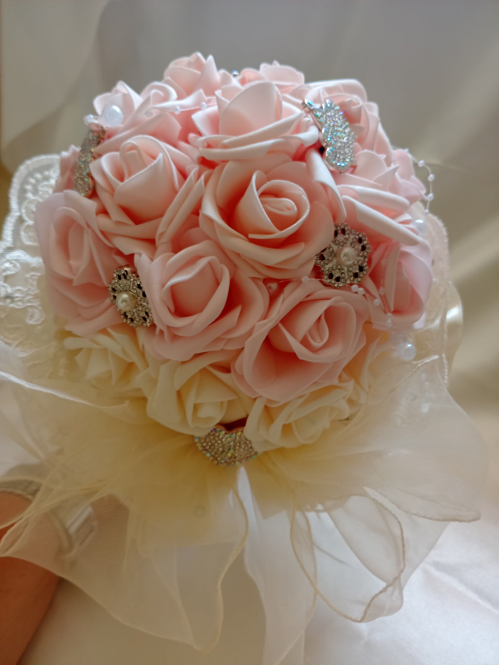 Bouquet Sposa Elegante con Rose in Lattice e Perle – Fatto a Mano