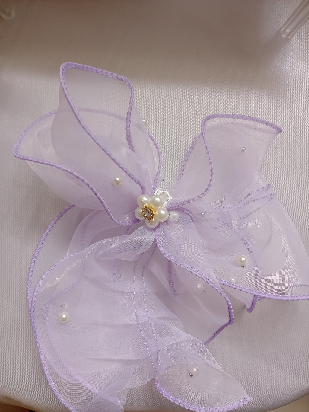 Fiocco per Capelli da Cerimonia Lilla con Perle – Fatto a Mano, Bambina