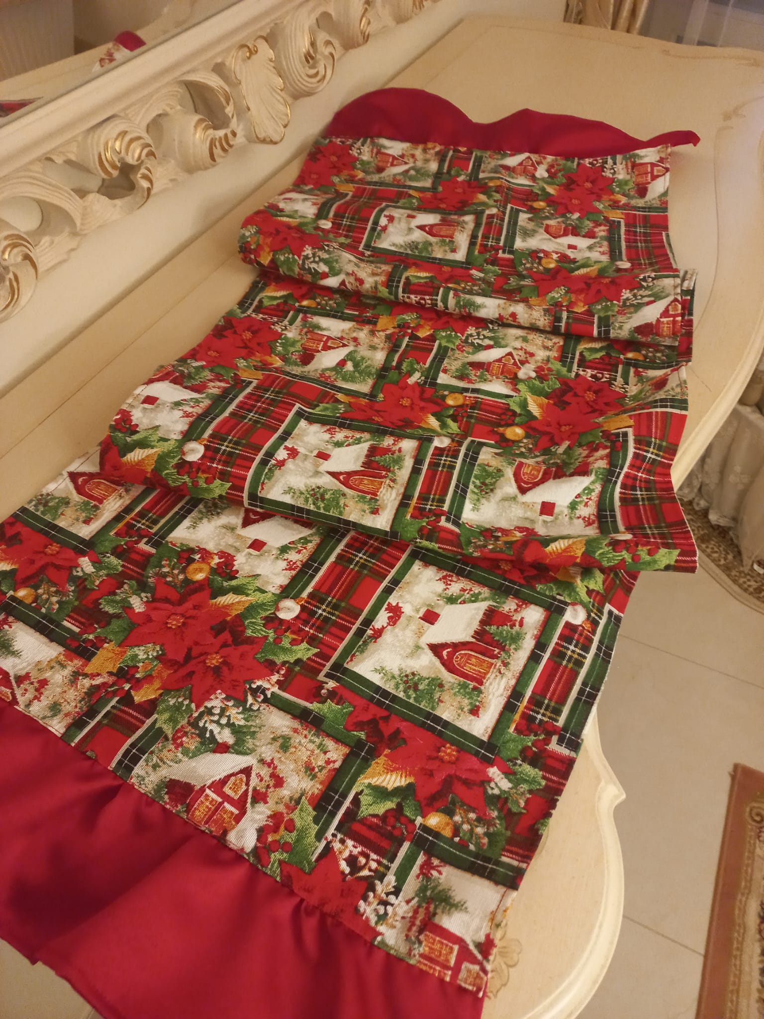 Runner Natalizio Rosso con Ricamo - Fatto a Mano su Misura