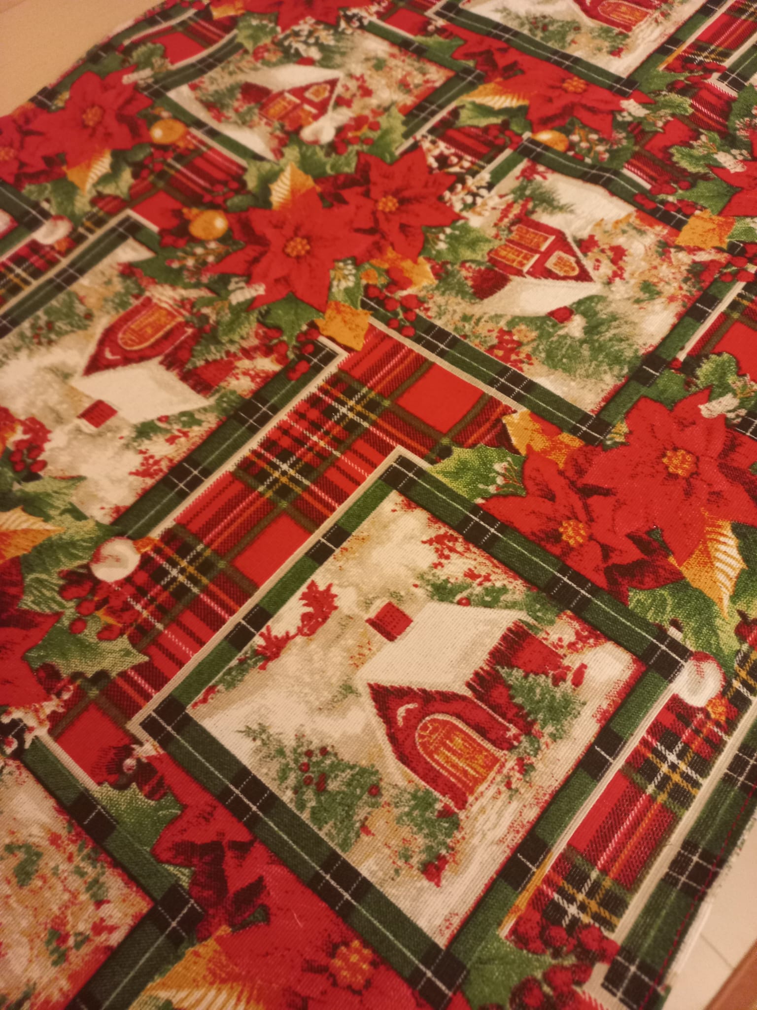 Runner Natalizio Rosso con Ricamo - Fatto a Mano su Misura