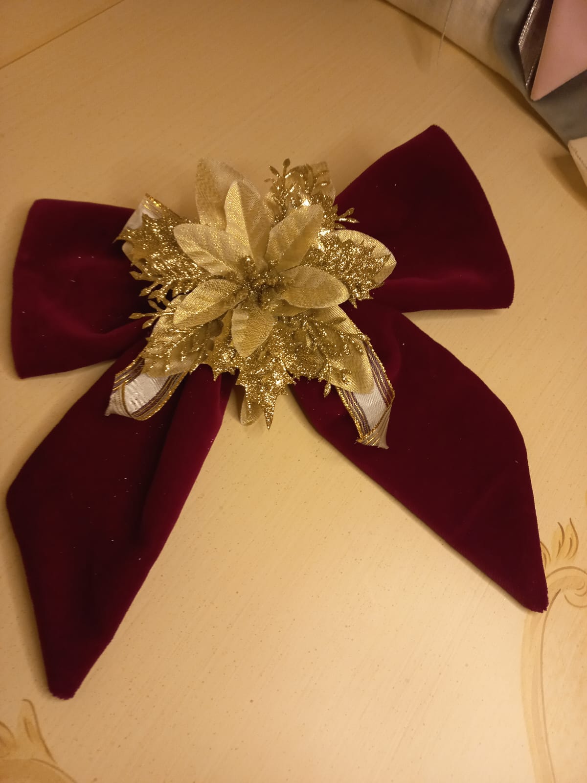 Fiocco Natalizio in Velluto con Fiori Glitterati - 25x25 cm