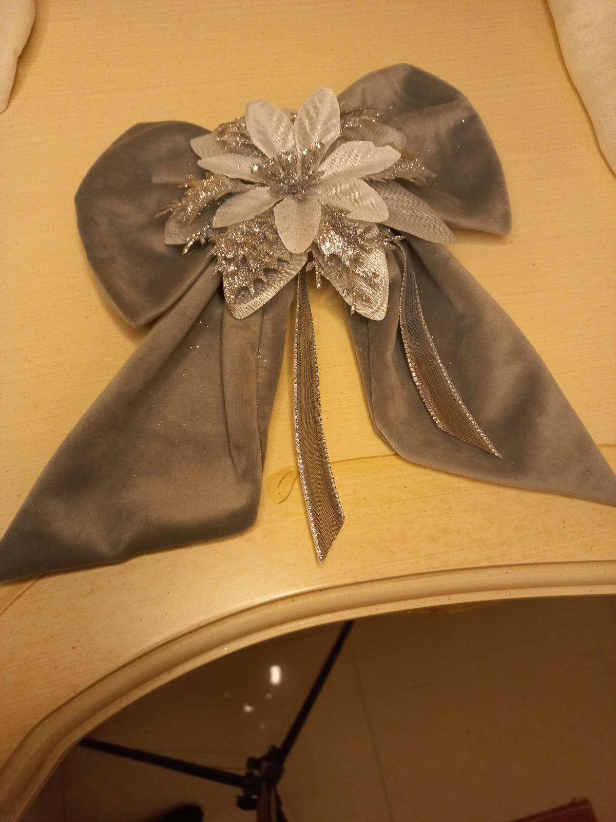 Fiocco Natalizio in Velluto con Fiori Glitterati - 25x25 cm