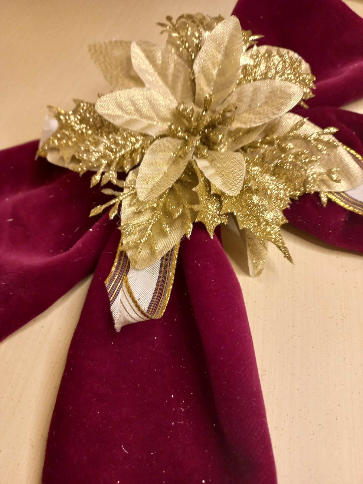 Fiocco Natalizio in Velluto con Fiori Glitterati - 25x25 cm