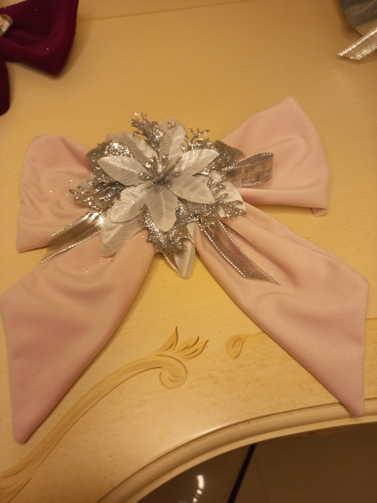 Fiocco Natalizio in Velluto con Fiori Glitterati - 25x25 cm