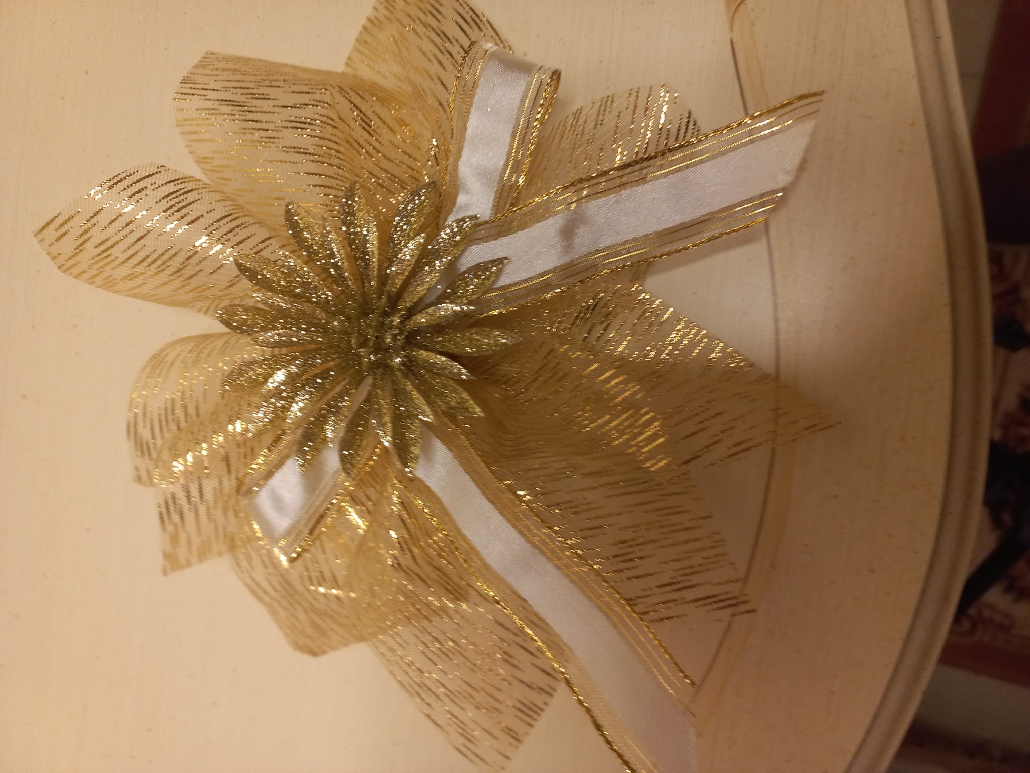 Coccarde Natalizie in Tulle Glitterato Rosso e Oro con Fiori