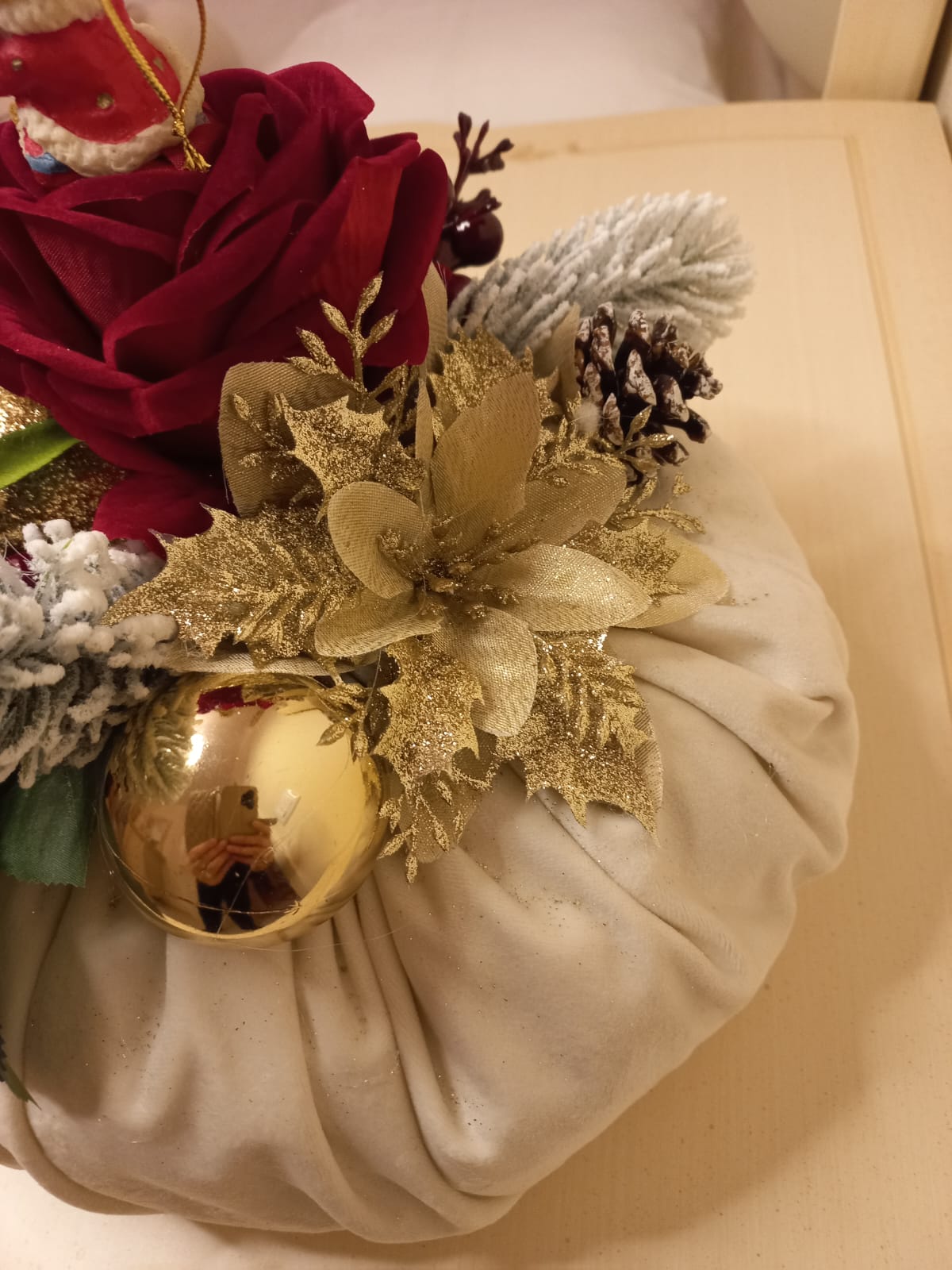 Bon Bon Natalizio in Velluto Avorio con Decorazioni Oro e Rosse - Fatto a Mano