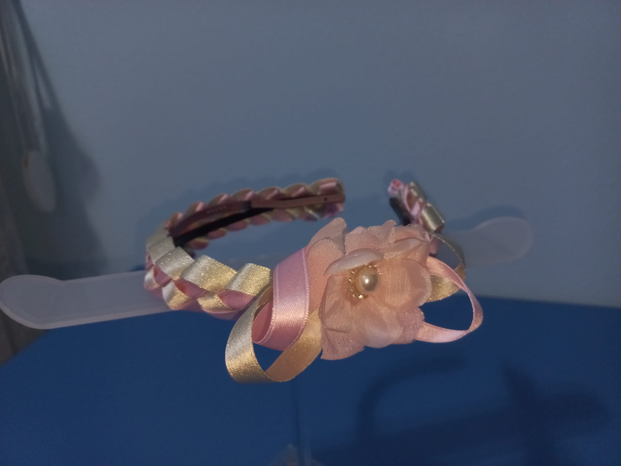 CERCHIETTO RIVESTITO A MANO CON NASTRO RASATO CREANDO UNA TRECCIA