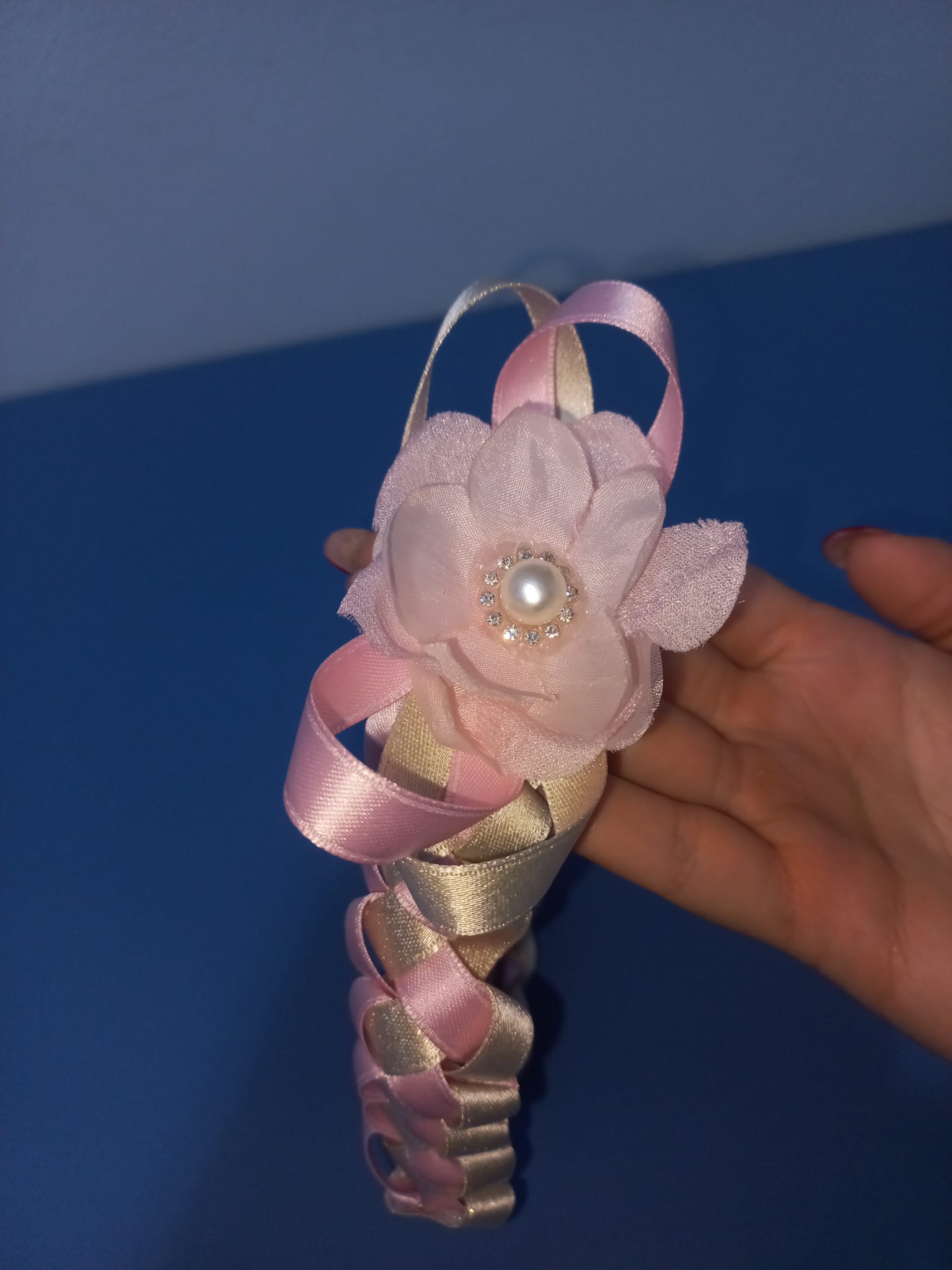 CERCHIETTO RIVESTITO A MANO CON NASTRO RASATO CREANDO UNA TRECCIA