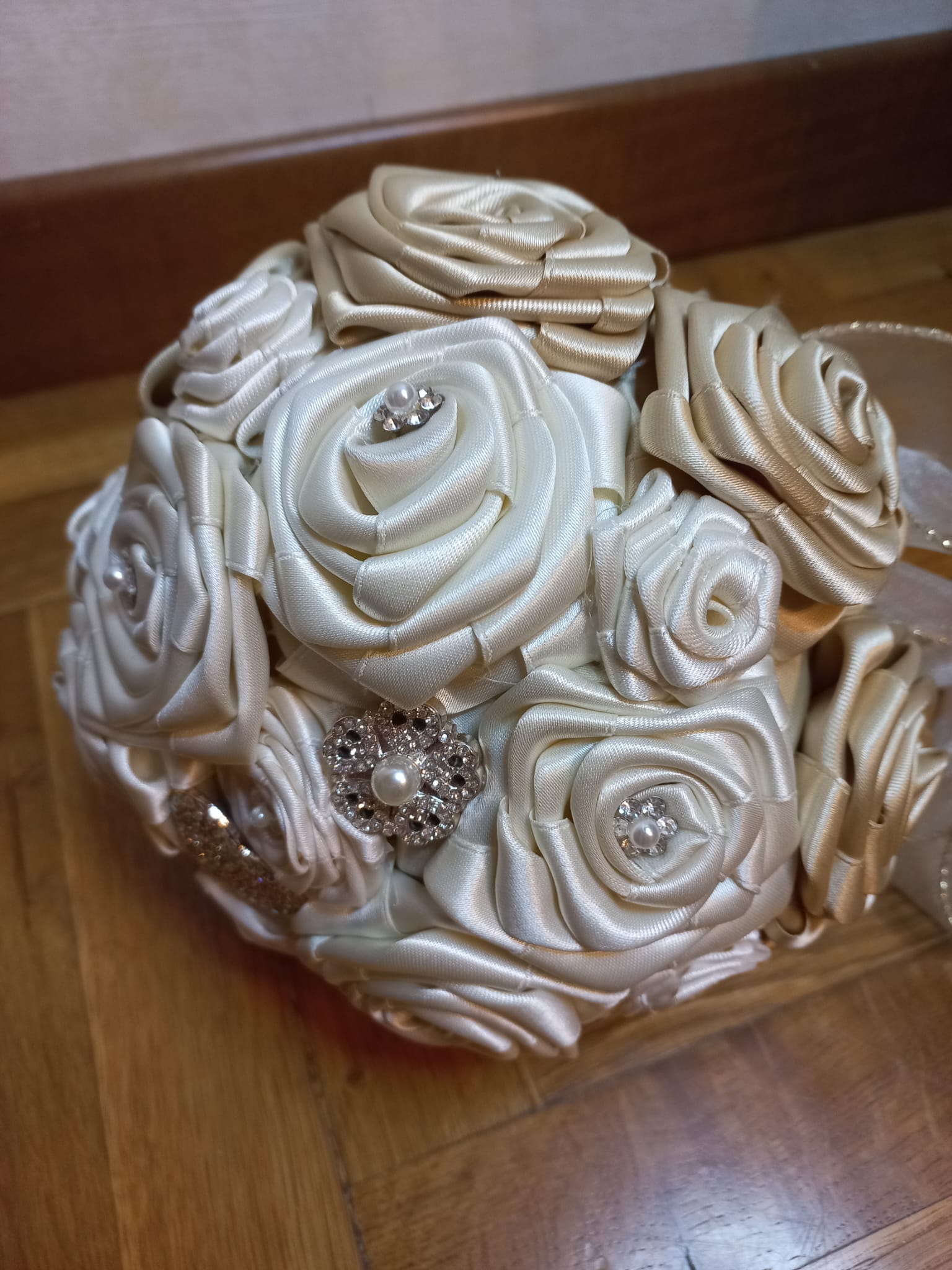 Bouquet Sposa Fatto a Mano Bicolore Avorio Chiaro e Scuro con Rose