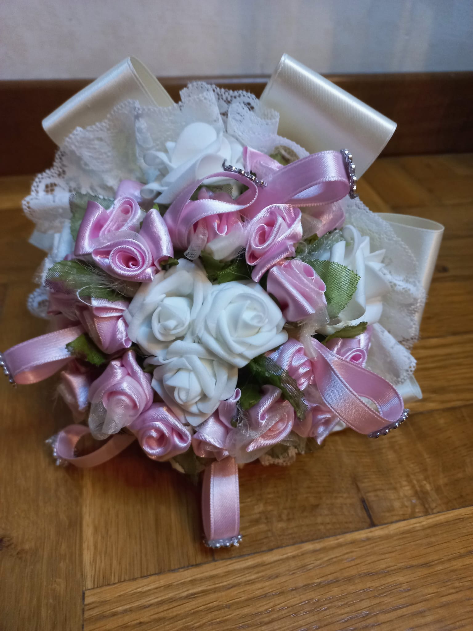 BOUQUET DA DAMIGELLA ELEGANTE CON FIORI IN LATTICE E RASO