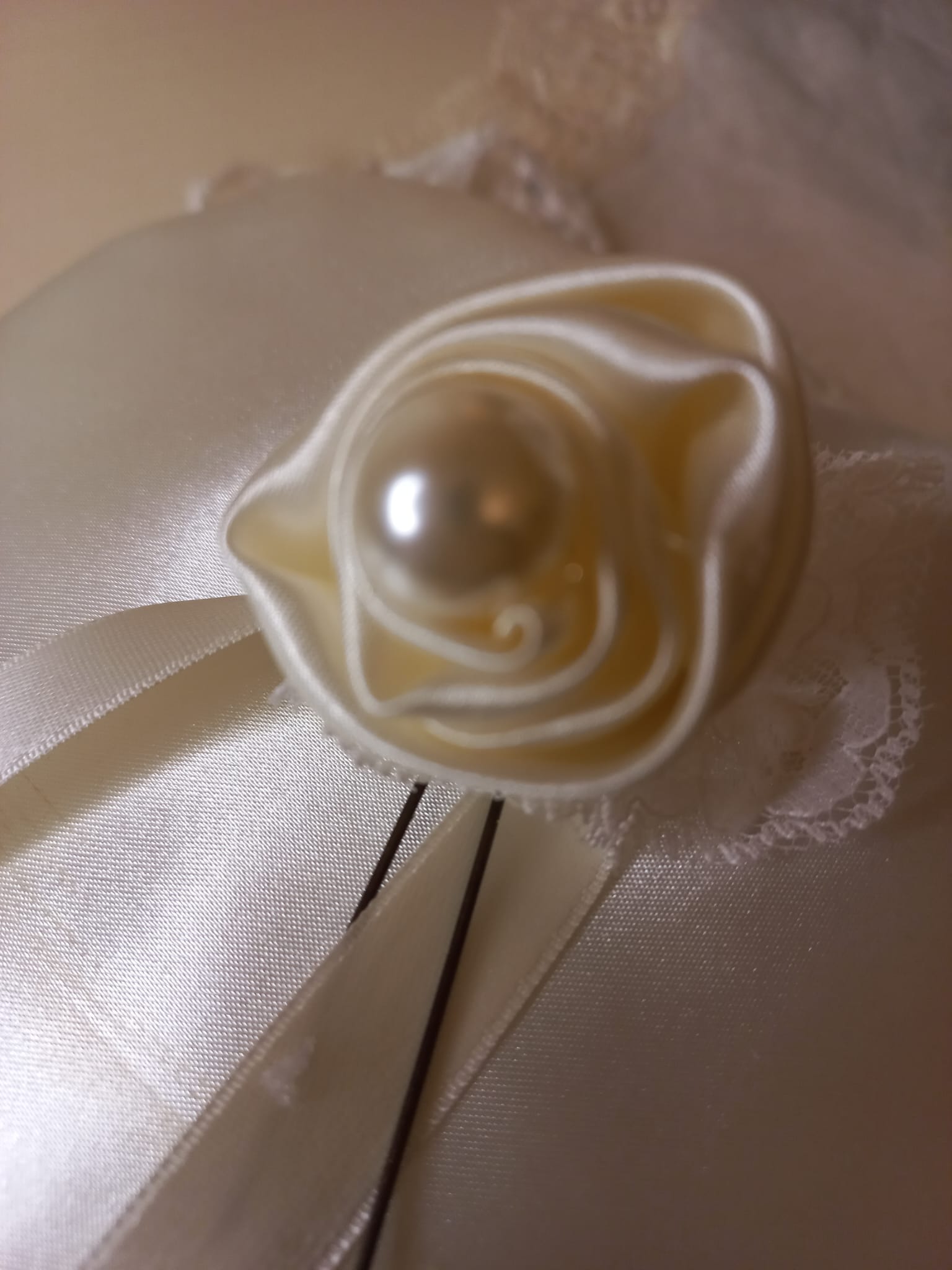Bocciolo di Rosa per Capelli con Perla e Pizzo - Accessorio Sposa Fatto a Mano